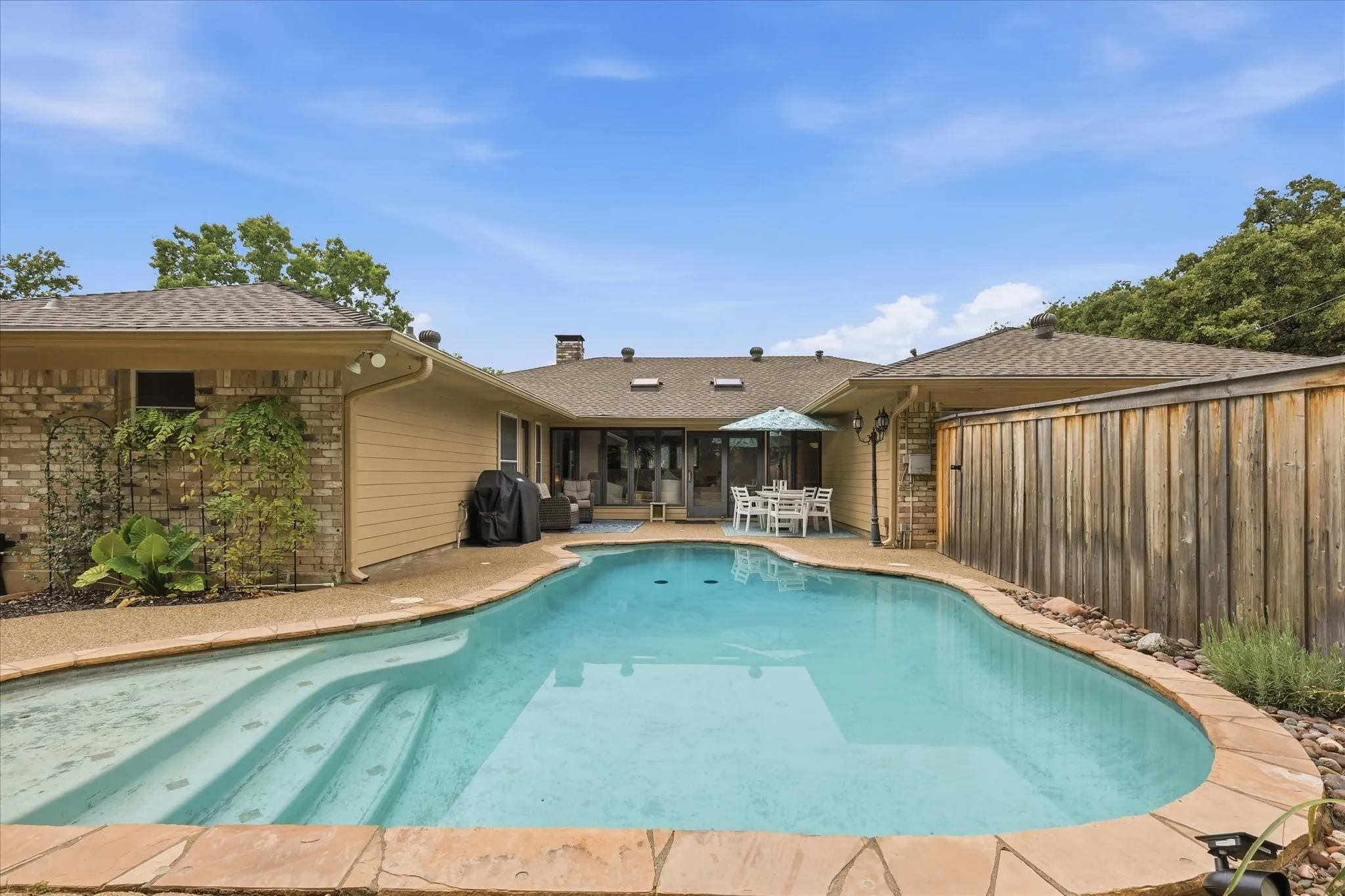 Single Family Residence For Sale in Tarrant County , 2816 N Creekwood Drive, Grapevine, Texas 76051, 3 Bedroom, 3 Bathroom, 2 Garage spaces, 2,420 Sqft, built in 1979, mls#21337875, Real Estate Agent in Grapevine, Homes For Sale in Tarrant county, Homes For Sale in Grapevine, Realtor in Grapevine Texas, Real Estate Brokerage Independent Realty Texas, Luminita Cordes Realtor