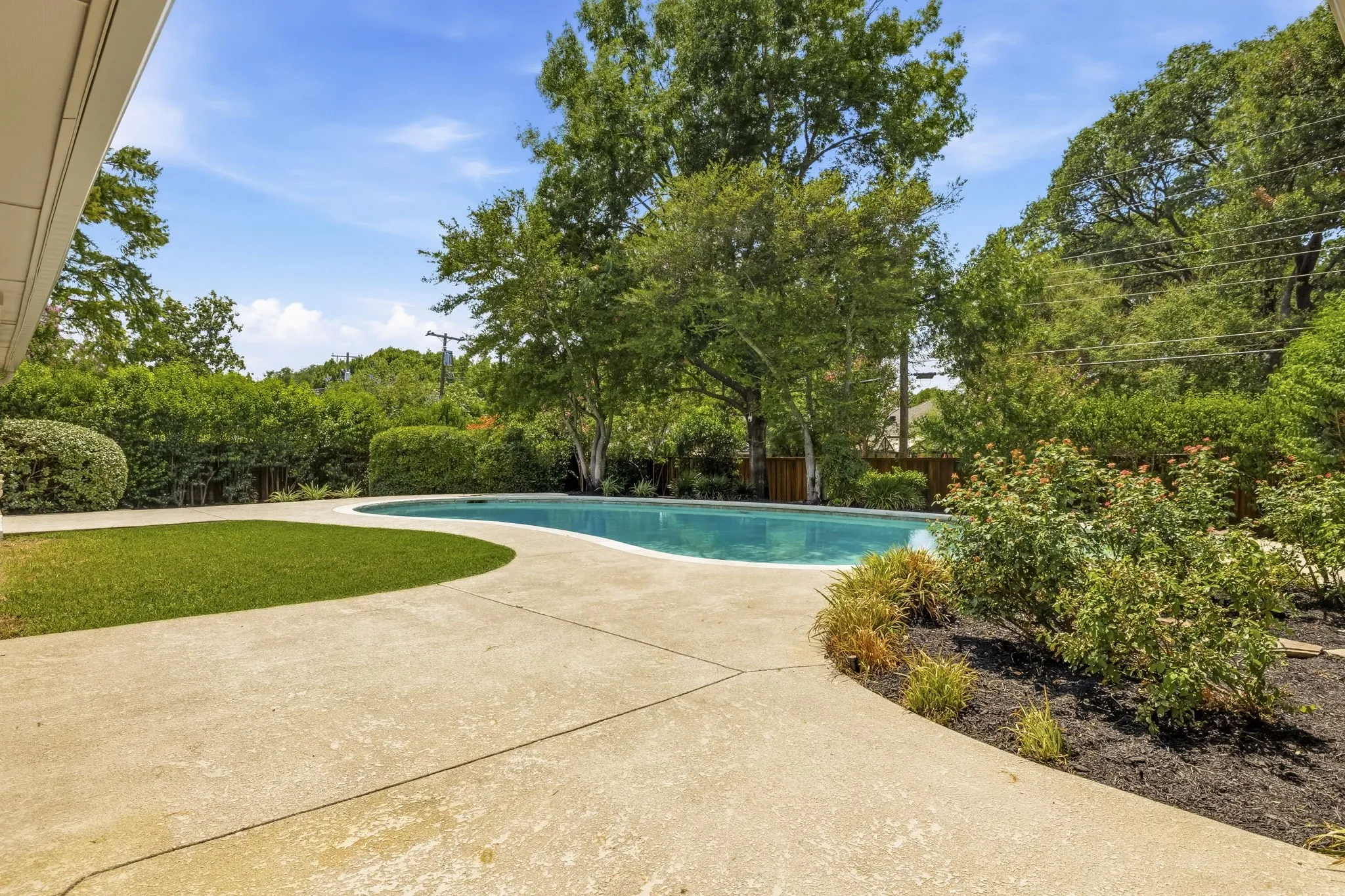 Single Family Residence For Sale in Dallas County , 10747 Bushire Drive, Dallas, Texas 75229, 4 Bedroom, 4 Bathroom, 2 Garage spaces, 3,208 Sqft, built in 1969, mls#21337668, Real Estate Agent in Dallas, Homes For Sale in Dallas county, Homes For Sale in Dallas, Realtor in Dallas Texas, Real Estate Brokerage Independent Realty Texas, Luminita Cordes Realtor