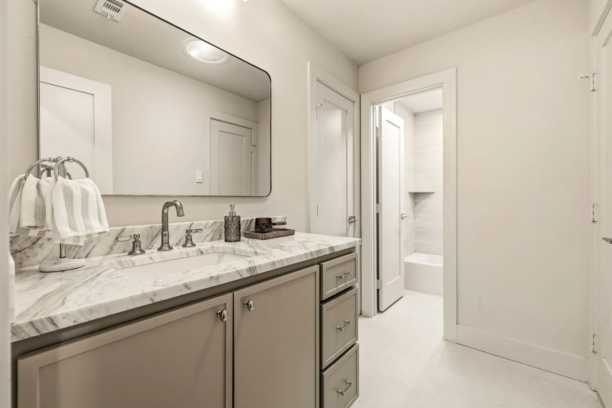 Single Family Residence For Sale in Dallas County , 10747 Bushire Drive, Dallas, Texas 75229, 4 Bedroom, 4 Bathroom, 2 Garage spaces, 3,208 Sqft, built in 1969, mls#21337668, Real Estate Agent in Dallas, Homes For Sale in Dallas county, Homes For Sale in Dallas, Realtor in Dallas Texas, Real Estate Brokerage Independent Realty Texas, Luminita Cordes Realtor
