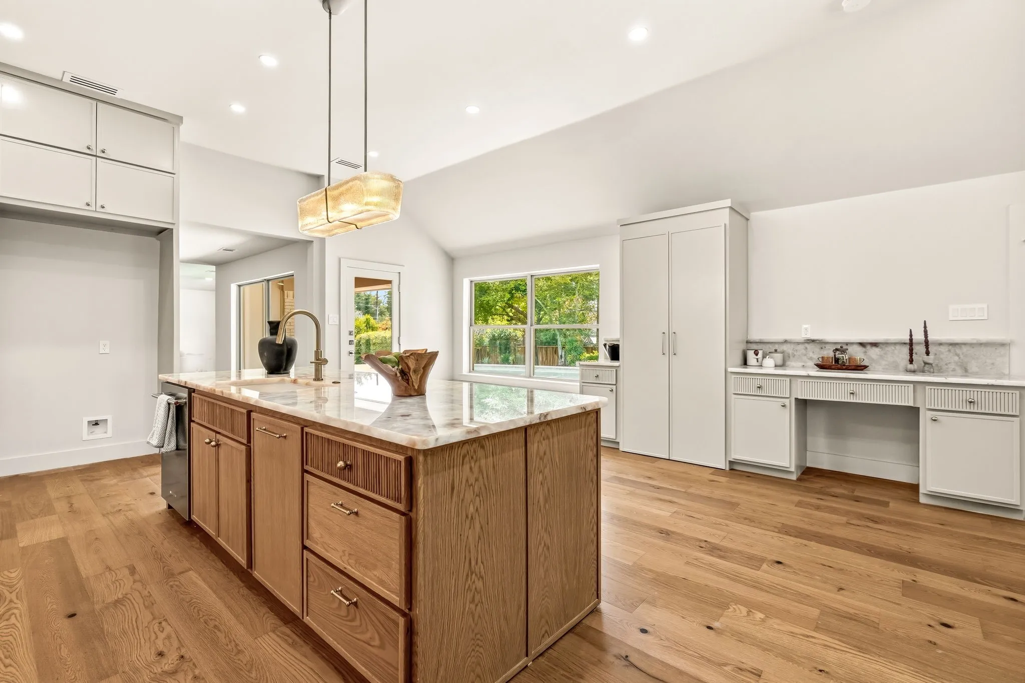 Single Family Residence For Sale in Dallas County , 10747 Bushire Drive, Dallas, Texas 75229, 4 Bedroom, 4 Bathroom, 2 Garage spaces, 3,208 Sqft, built in 1969, mls#21337668, Real Estate Agent in Dallas, Homes For Sale in Dallas county, Homes For Sale in Dallas, Realtor in Dallas Texas, Real Estate Brokerage Independent Realty Texas, Luminita Cordes Realtor