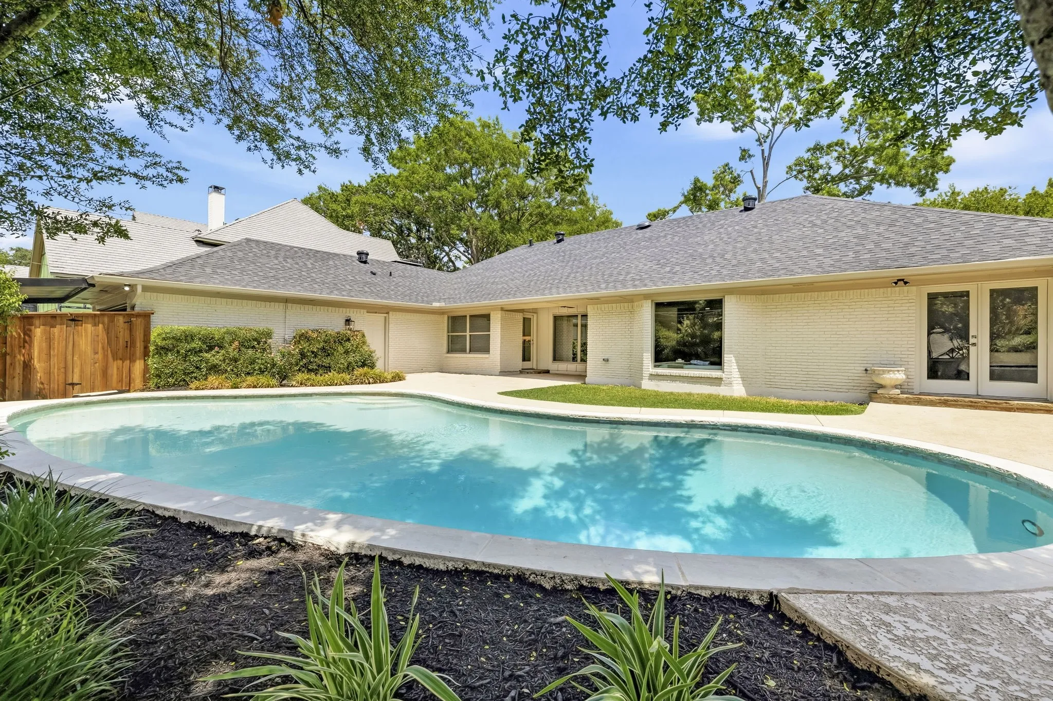 Single Family Residence For Sale in Dallas County , 10747 Bushire Drive, Dallas, Texas 75229, 4 Bedroom, 4 Bathroom, 2 Garage spaces, 3,208 Sqft, built in 1969, mls#21337668, Real Estate Agent in Dallas, Homes For Sale in Dallas county, Homes For Sale in Dallas, Realtor in Dallas Texas, Real Estate Brokerage Independent Realty Texas, Luminita Cordes Realtor