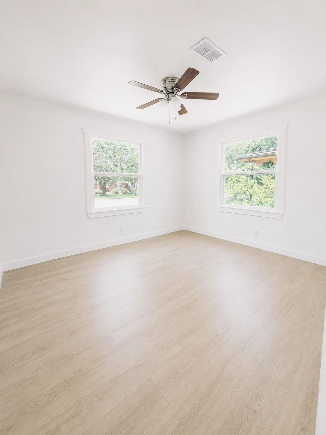 Single Family Residence For Sale in Tarrant County , 5517 Santa Barbara Avenue, Fort Worth, Texas 76114, 3 Bedroom, 2 Bathroom, Garage spaces, 1,586 Sqft, built in 1956, mls#21341269, Real Estate Agent in Fort Worth, Homes For Sale in Tarrant county, Homes For Sale in Fort Worth, Realtor in Fort Worth Texas, Real Estate Brokerage Independent Realty Texas, Luminita Cordes Realtor