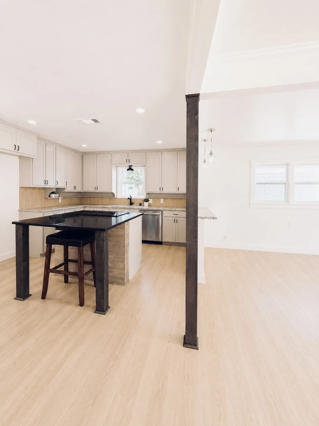Single Family Residence For Sale in Tarrant County , 5517 Santa Barbara Avenue, Fort Worth, Texas 76114, 3 Bedroom, 2 Bathroom, Garage spaces, 1,586 Sqft, built in 1956, mls#21341269, Real Estate Agent in Fort Worth, Homes For Sale in Tarrant county, Homes For Sale in Fort Worth, Realtor in Fort Worth Texas, Real Estate Brokerage Independent Realty Texas, Luminita Cordes Realtor