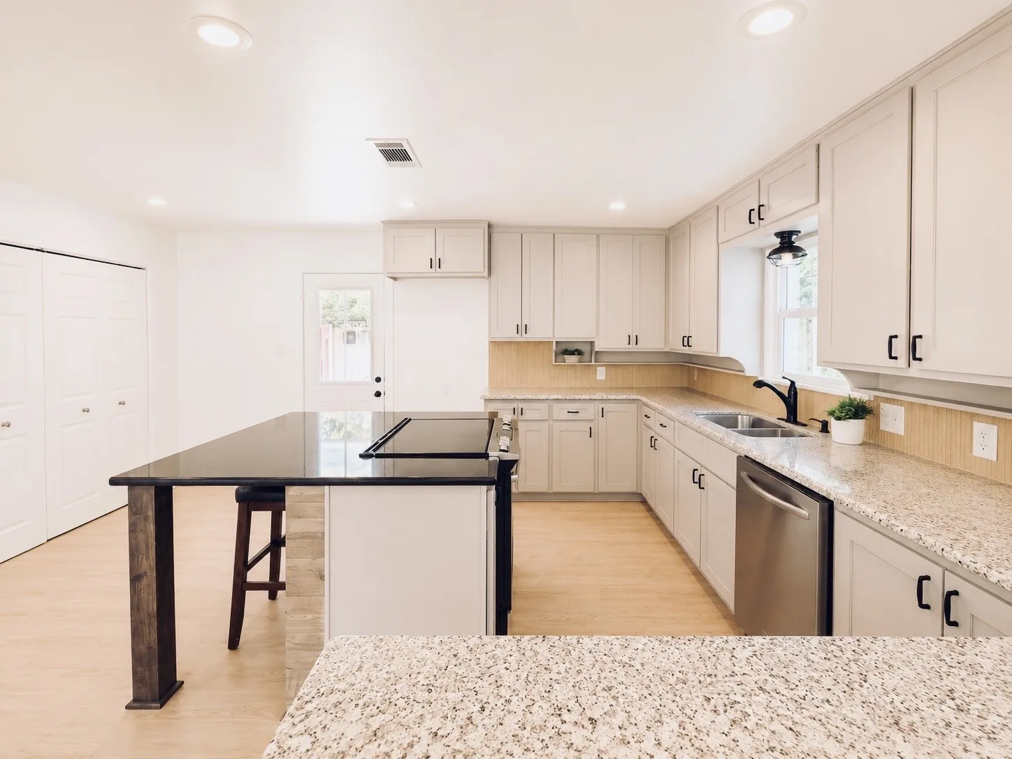 Single Family Residence For Sale in Tarrant County , 5517 Santa Barbara Avenue, Fort Worth, Texas 76114, 3 Bedroom, 2 Bathroom, Garage spaces, 1,586 Sqft, built in 1956, mls#21341269, Real Estate Agent in Fort Worth, Homes For Sale in Tarrant county, Homes For Sale in Fort Worth, Realtor in Fort Worth Texas, Real Estate Brokerage Independent Realty Texas, Luminita Cordes Realtor