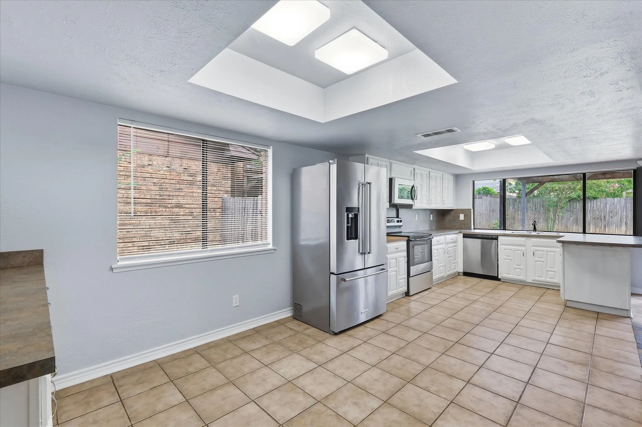 Single Family Residence For Sale in Tarrant County , 4409 Buckeye Street, Fort Worth, Texas 76137, 3 Bedroom, 2 Bathroom, 2 Garage spaces, 1,781 Sqft, built in 1983, mls#21340530, Real Estate Agent in Fort Worth, Homes For Sale in Tarrant county, Homes For Sale in Fort Worth, Realtor in Fort Worth Texas, Real Estate Brokerage Independent Realty Texas, Luminita Cordes Realtor