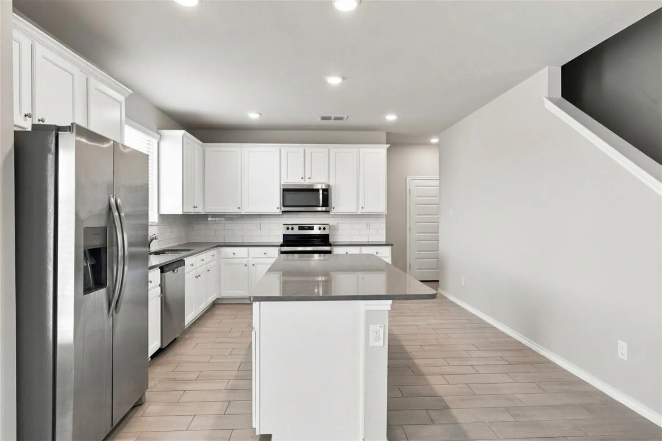 Single Family Residence For Rent in Grayson County , 944 Ravenwood Lane, Van Alstyne, Texas 75495, 3 Bedroom, 3 Bathroom, 2 Garage spaces, 2,223 Sqft, built in 2023, mls#21341464, Real Estate Agent in Van Alstyne, Homes For Rent in Grayson county, Homes For Rent in Van Alstyne, Realtor in Van Alstyne Texas, Real Estate Brokerage Independent Realty Texas, Luminita Cordes Realtor