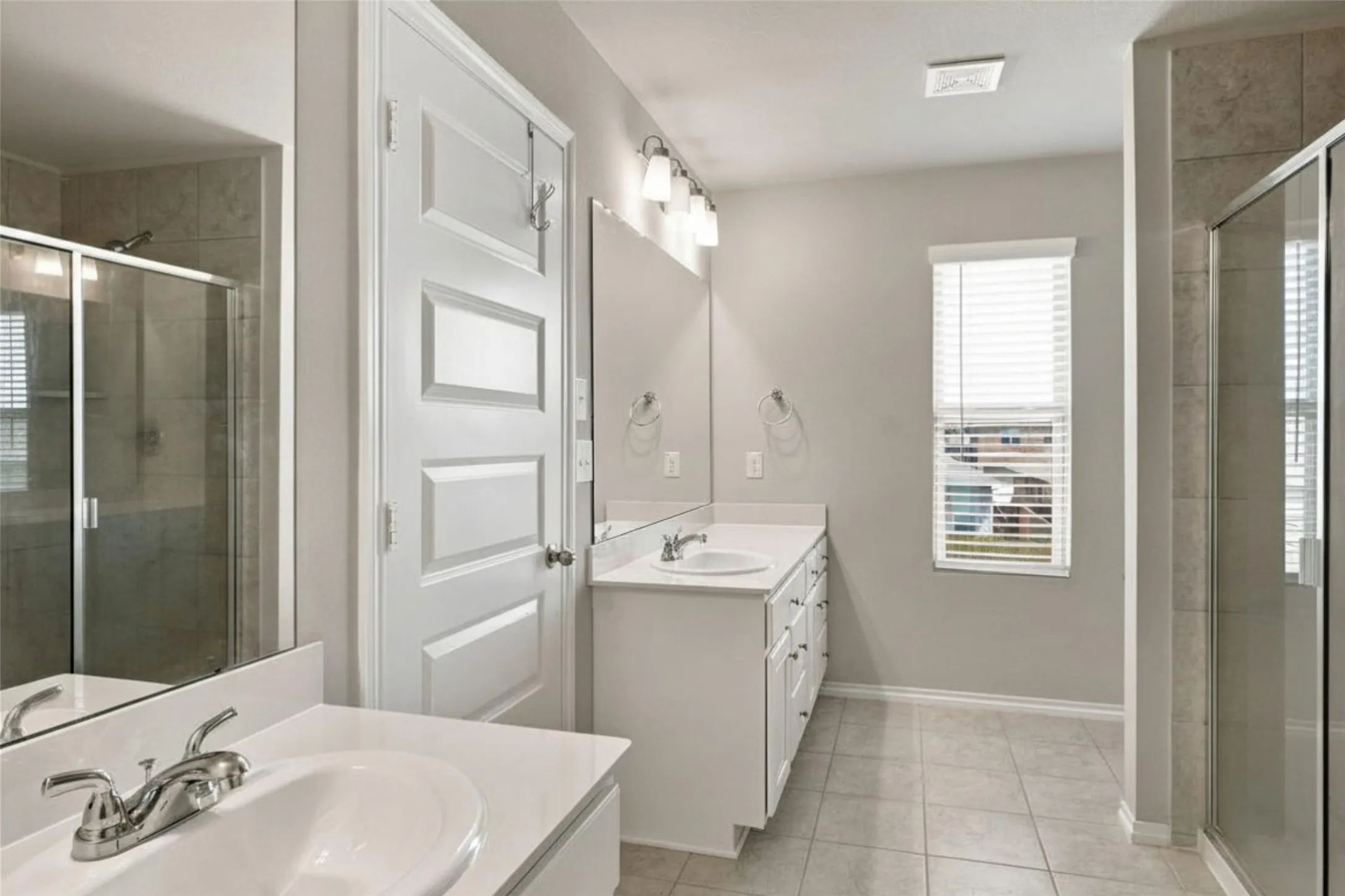 Single Family Residence For Rent in Grayson County , 944 Ravenwood Lane, Van Alstyne, Texas 75495, 3 Bedroom, 3 Bathroom, 2 Garage spaces, 2,223 Sqft, built in 2023, mls#21341464, Real Estate Agent in Van Alstyne, Homes For Rent in Grayson county, Homes For Rent in Van Alstyne, Realtor in Van Alstyne Texas, Real Estate Brokerage Independent Realty Texas, Luminita Cordes Realtor
