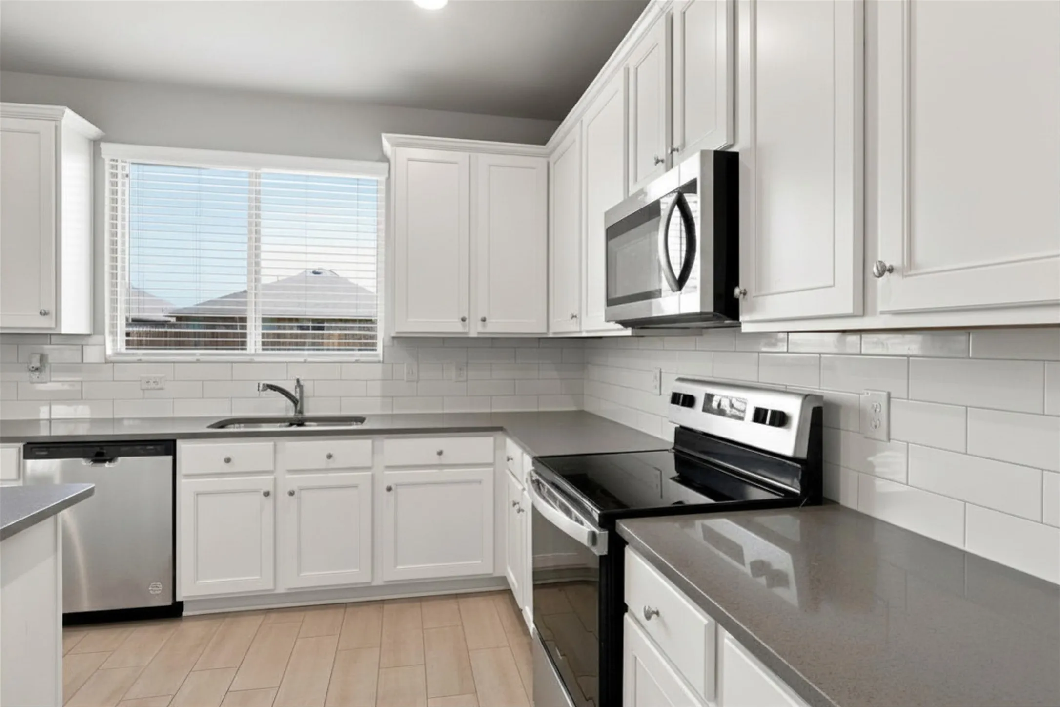 Single Family Residence For Rent in Grayson County , 944 Ravenwood Lane, Van Alstyne, Texas 75495, 3 Bedroom, 3 Bathroom, 2 Garage spaces, 2,223 Sqft, built in 2023, mls#21341464, Real Estate Agent in Van Alstyne, Homes For Rent in Grayson county, Homes For Rent in Van Alstyne, Realtor in Van Alstyne Texas, Real Estate Brokerage Independent Realty Texas, Luminita Cordes Realtor