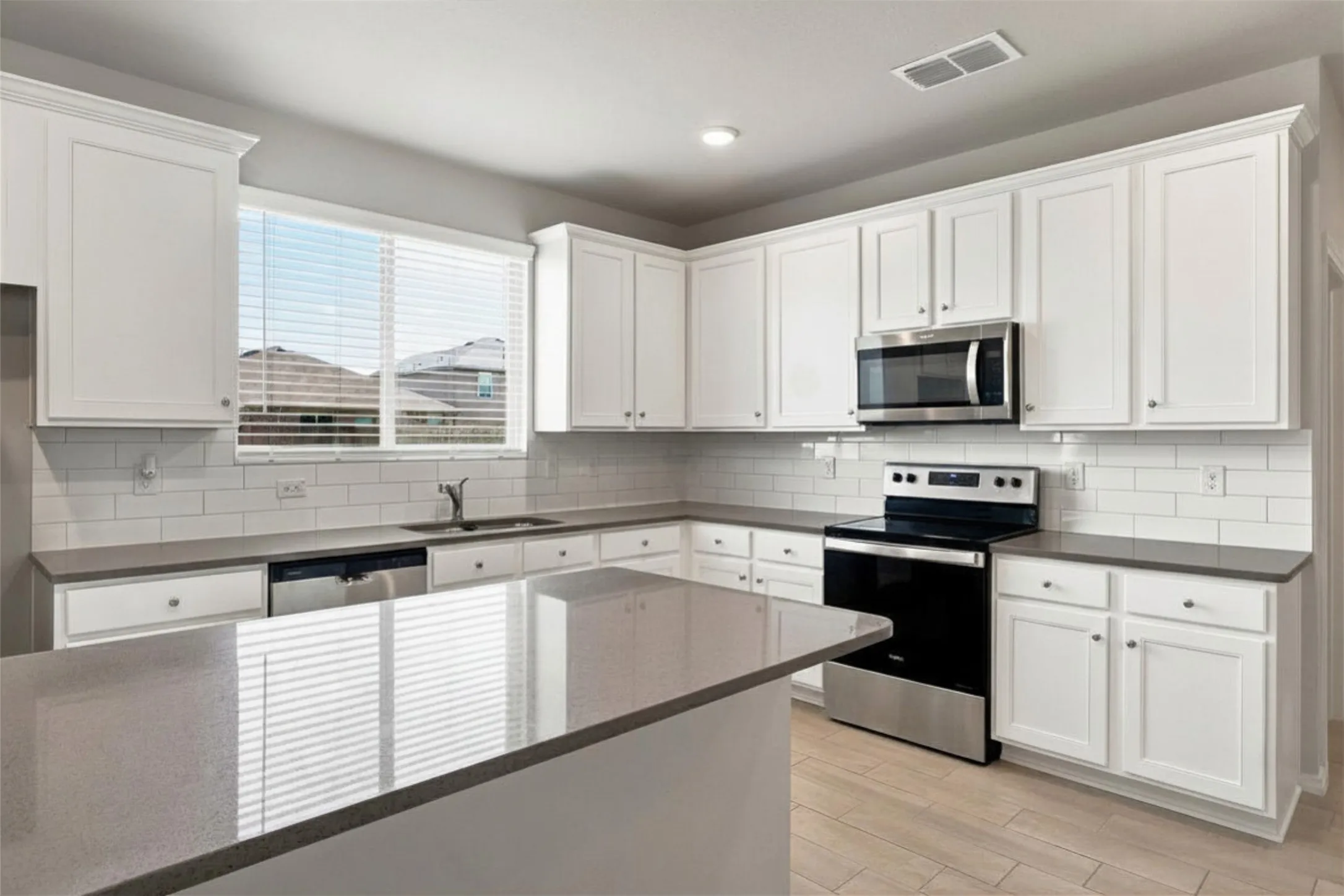 Single Family Residence For Rent in Grayson County , 944 Ravenwood Lane, Van Alstyne, Texas 75495, 3 Bedroom, 3 Bathroom, 2 Garage spaces, 2,223 Sqft, built in 2023, mls#21341464, Real Estate Agent in Van Alstyne, Homes For Rent in Grayson county, Homes For Rent in Van Alstyne, Realtor in Van Alstyne Texas, Real Estate Brokerage Independent Realty Texas, Luminita Cordes Realtor