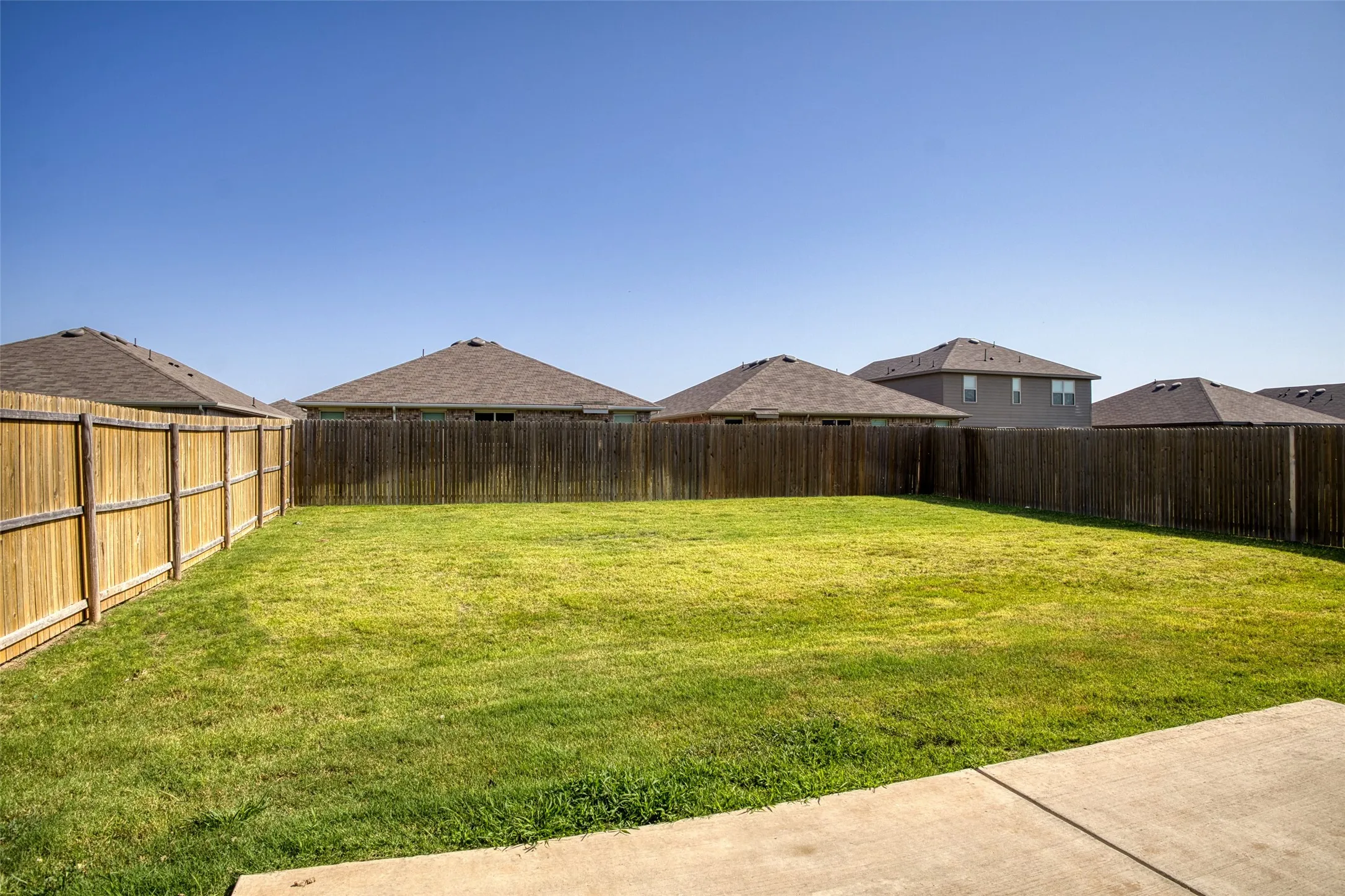 Single Family Residence For Rent in Grayson County , 944 Ravenwood Lane, Van Alstyne, Texas 75495, 3 Bedroom, 3 Bathroom, 2 Garage spaces, 2,223 Sqft, built in 2023, mls#21341464, Real Estate Agent in Van Alstyne, Homes For Rent in Grayson county, Homes For Rent in Van Alstyne, Realtor in Van Alstyne Texas, Real Estate Brokerage Independent Realty Texas, Luminita Cordes Realtor