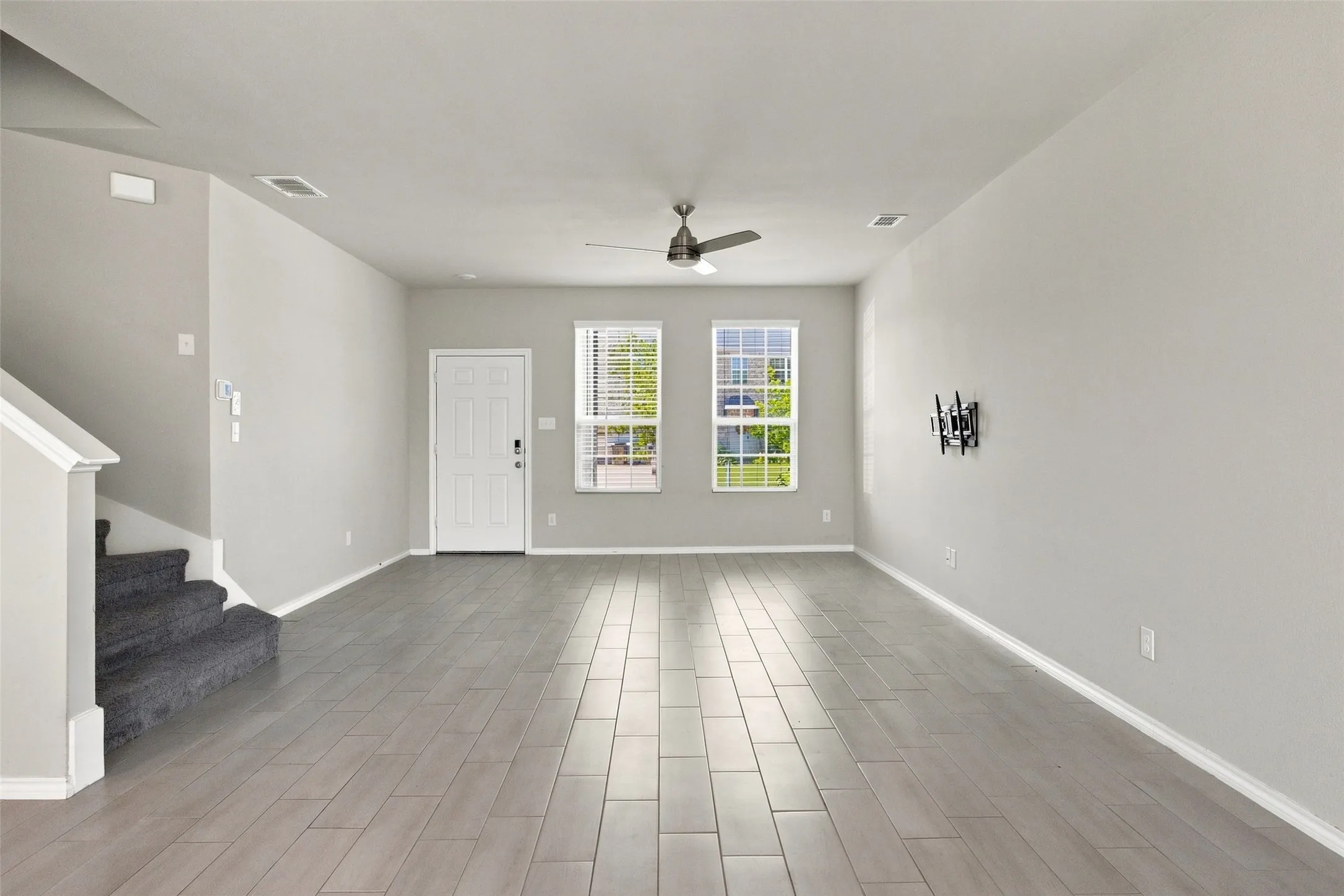Single Family Residence For Rent in Grayson County , 944 Ravenwood Lane, Van Alstyne, Texas 75495, 3 Bedroom, 3 Bathroom, 2 Garage spaces, 2,223 Sqft, built in 2023, mls#21341464, Real Estate Agent in Van Alstyne, Homes For Rent in Grayson county, Homes For Rent in Van Alstyne, Realtor in Van Alstyne Texas, Real Estate Brokerage Independent Realty Texas, Luminita Cordes Realtor