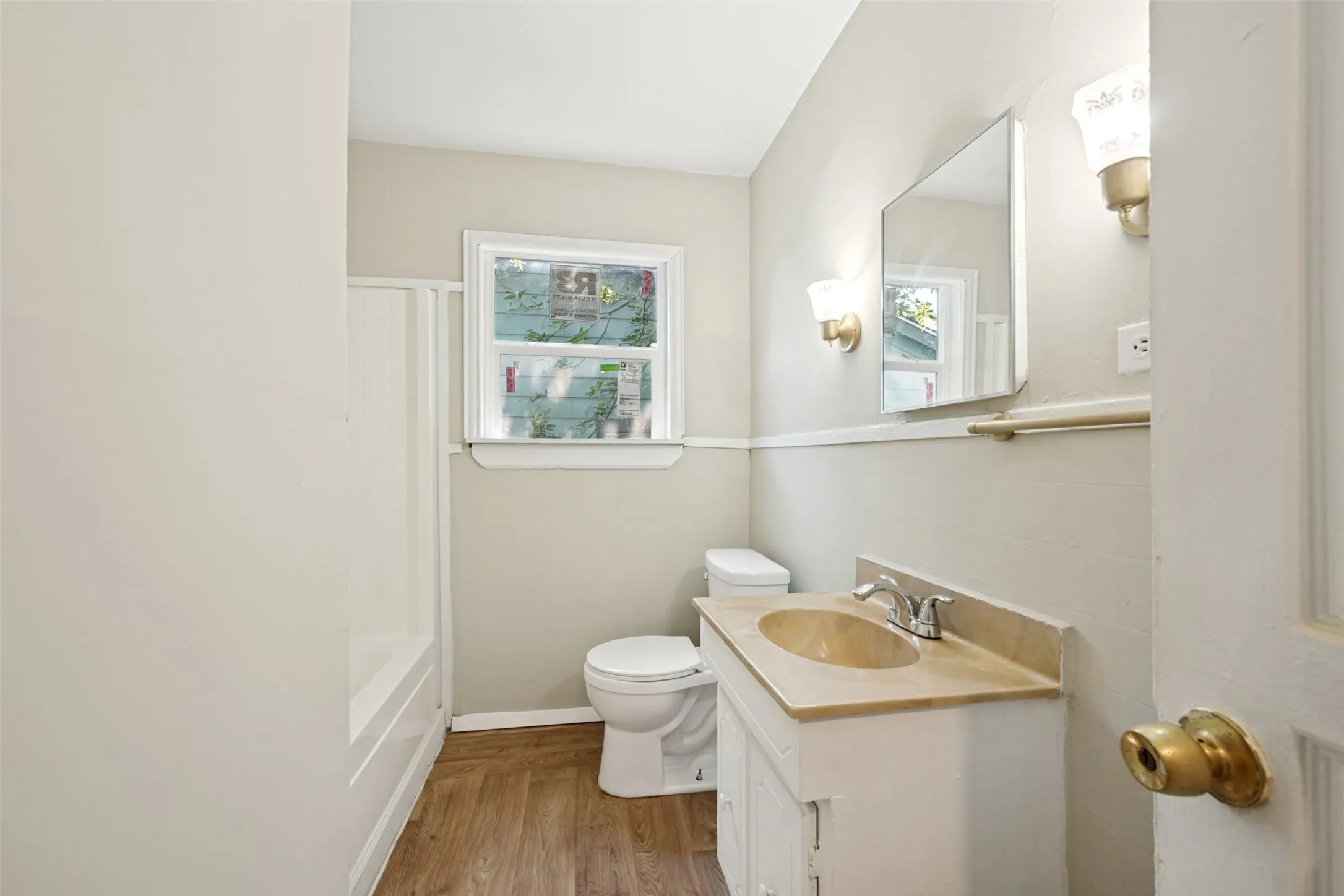Single Family Residence For Sale in Tarrant County , 1225 W Boyce Avenue, Fort Worth, Texas 76115, 2 Bedroom, 2 Bathroom, Garage spaces, 908 Sqft, built in 1952, mls#21341527, Real Estate Agent in Fort Worth, Homes For Sale in Tarrant county, Homes For Sale in Fort Worth, Realtor in Fort Worth Texas, Real Estate Brokerage Independent Realty Texas, Luminita Cordes Realtor