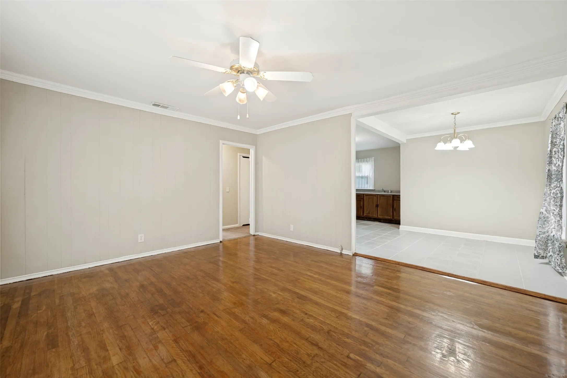 Single Family Residence For Sale in Tarrant County , 1225 W Boyce Avenue, Fort Worth, Texas 76115, 2 Bedroom, 2 Bathroom, Garage spaces, 908 Sqft, built in 1952, mls#21341527, Real Estate Agent in Fort Worth, Homes For Sale in Tarrant county, Homes For Sale in Fort Worth, Realtor in Fort Worth Texas, Real Estate Brokerage Independent Realty Texas, Luminita Cordes Realtor