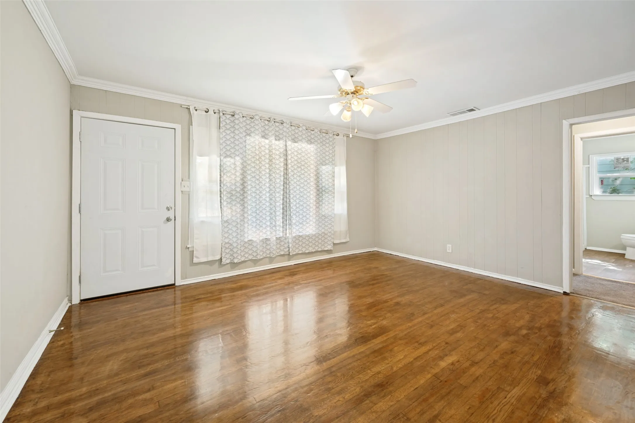 Single Family Residence For Sale in Tarrant County , 1225 W Boyce Avenue, Fort Worth, Texas 76115, 2 Bedroom, 2 Bathroom, Garage spaces, 908 Sqft, built in 1952, mls#21341527, Real Estate Agent in Fort Worth, Homes For Sale in Tarrant county, Homes For Sale in Fort Worth, Realtor in Fort Worth Texas, Real Estate Brokerage Independent Realty Texas, Luminita Cordes Realtor