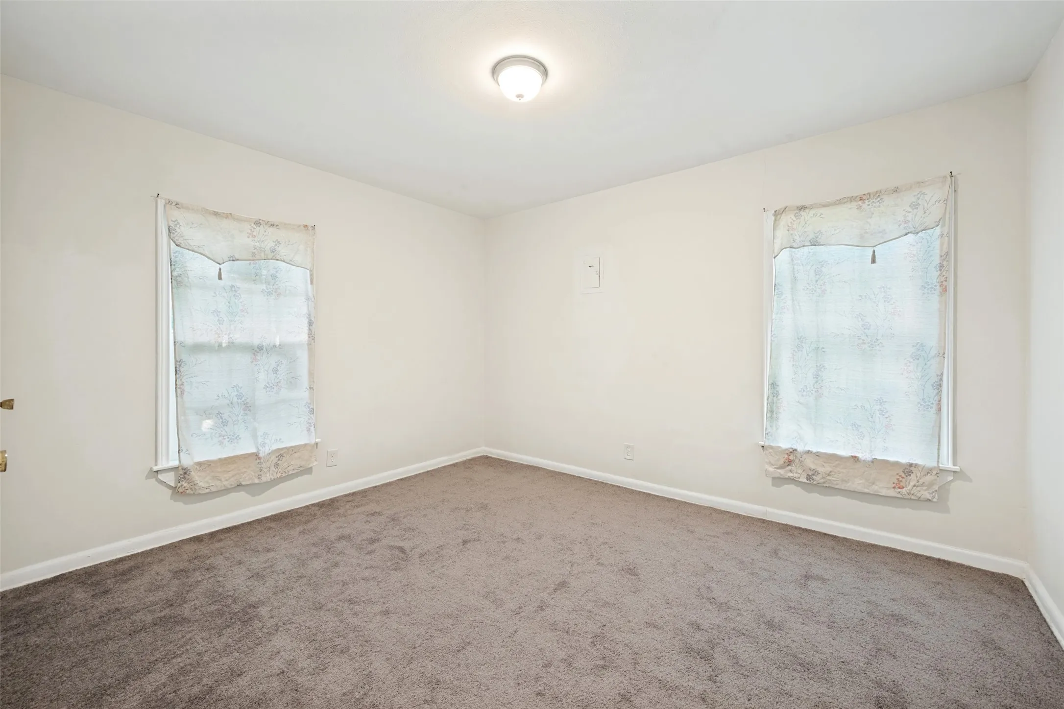 Single Family Residence For Sale in Tarrant County , 1225 W Boyce Avenue, Fort Worth, Texas 76115, 2 Bedroom, 2 Bathroom, Garage spaces, 908 Sqft, built in 1952, mls#21341527, Real Estate Agent in Fort Worth, Homes For Sale in Tarrant county, Homes For Sale in Fort Worth, Realtor in Fort Worth Texas, Real Estate Brokerage Independent Realty Texas, Luminita Cordes Realtor