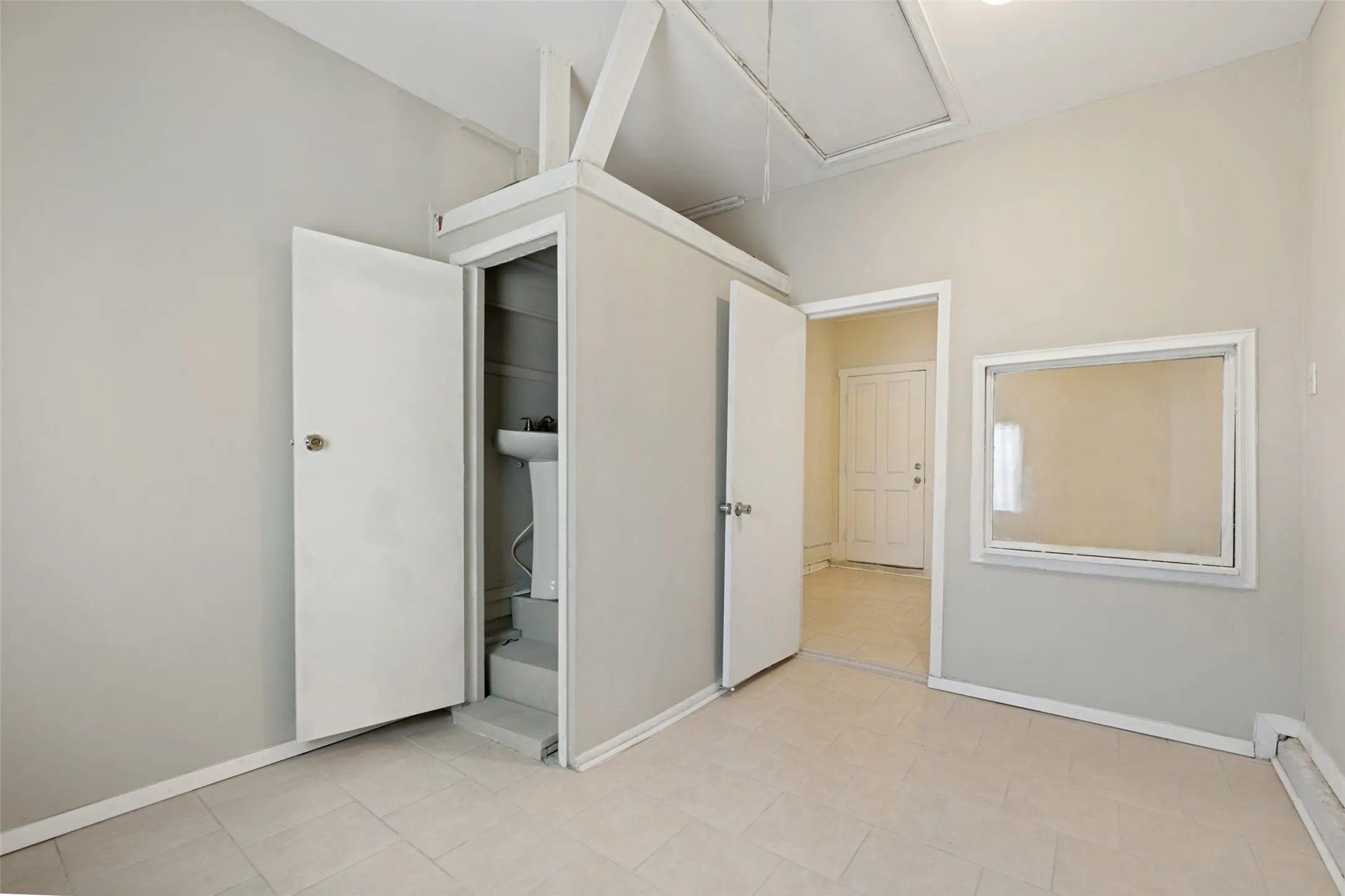 Single Family Residence For Sale in Tarrant County , 1225 W Boyce Avenue, Fort Worth, Texas 76115, 2 Bedroom, 2 Bathroom, Garage spaces, 908 Sqft, built in 1952, mls#21341527, Real Estate Agent in Fort Worth, Homes For Sale in Tarrant county, Homes For Sale in Fort Worth, Realtor in Fort Worth Texas, Real Estate Brokerage Independent Realty Texas, Luminita Cordes Realtor