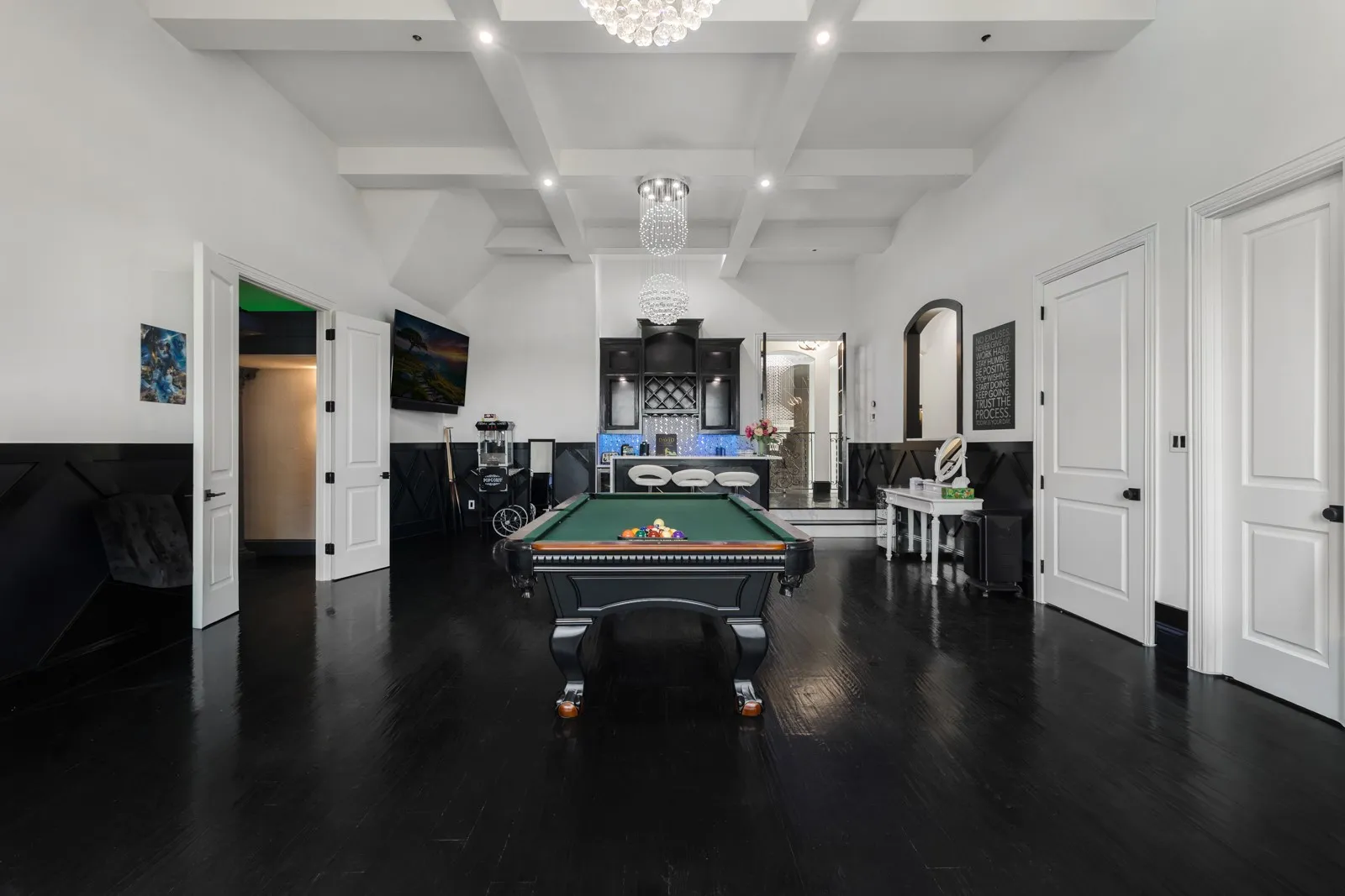 Single Family Residence For Sale in Tarrant County , 361 S White Chapel Boulevard, Southlake, Texas 76092, 5 Bedroom, 7 Bathroom, 4 Garage spaces, 6,796 Sqft, built in 2006, mls#21300634, Real Estate Agent in Southlake, Homes For Sale in Tarrant county, Homes For Sale in Southlake, Realtor in Southlake Texas, Real Estate Brokerage Independent Realty Texas, Luminita Cordes Realtor