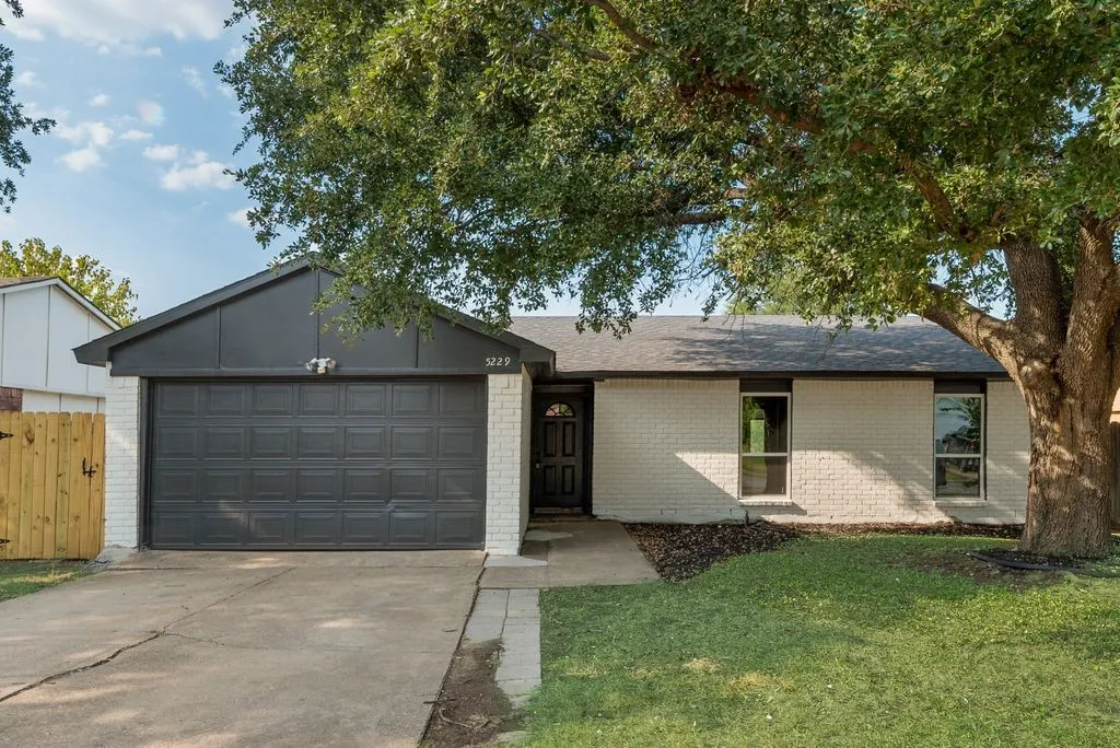 Single Family Residence For Sale in Denton County , 5229 Nash Drive, The Colony, Texas 75056, 3 Bedroom, 2 Bathroom, 2 Garage spaces, 1,335 Sqft, built in 1974, mls#21341528, Real Estate Agent in The Colony, Homes For Sale in Denton county, Homes For Sale in The Colony, Realtor in The Colony Texas, Real Estate Brokerage Independent Realty Texas, Luminita Cordes Realtor