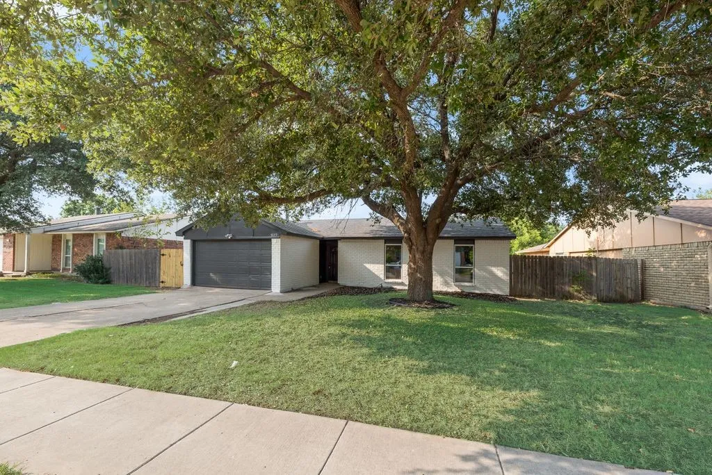 Single Family Residence For Sale in Denton County , 5229 Nash Drive, The Colony, Texas 75056, 3 Bedroom, 2 Bathroom, 2 Garage spaces, 1,335 Sqft, built in 1974, mls#21341528, Real Estate Agent in The Colony, Homes For Sale in Denton county, Homes For Sale in The Colony, Realtor in The Colony Texas, Real Estate Brokerage Independent Realty Texas, Luminita Cordes Realtor