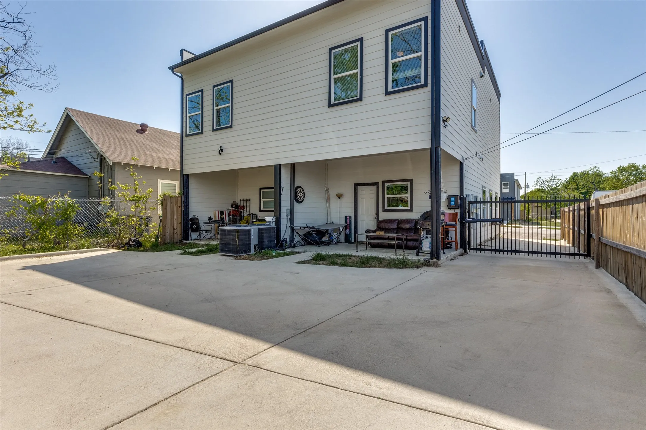 Duplex For Sale in Tarrant County , 1425 Evans Avenue, Fort Worth, Texas 76104, 4 Bedroom, 6 Bathroom, Garage spaces, 0 Sqft, built in 2022, mls#21341525, Real Estate Agent in Fort Worth, Homes For Sale in Tarrant county, Homes For Sale in Fort Worth, Realtor in Fort Worth Texas, Real Estate Brokerage Independent Realty Texas, Luminita Cordes Realtor