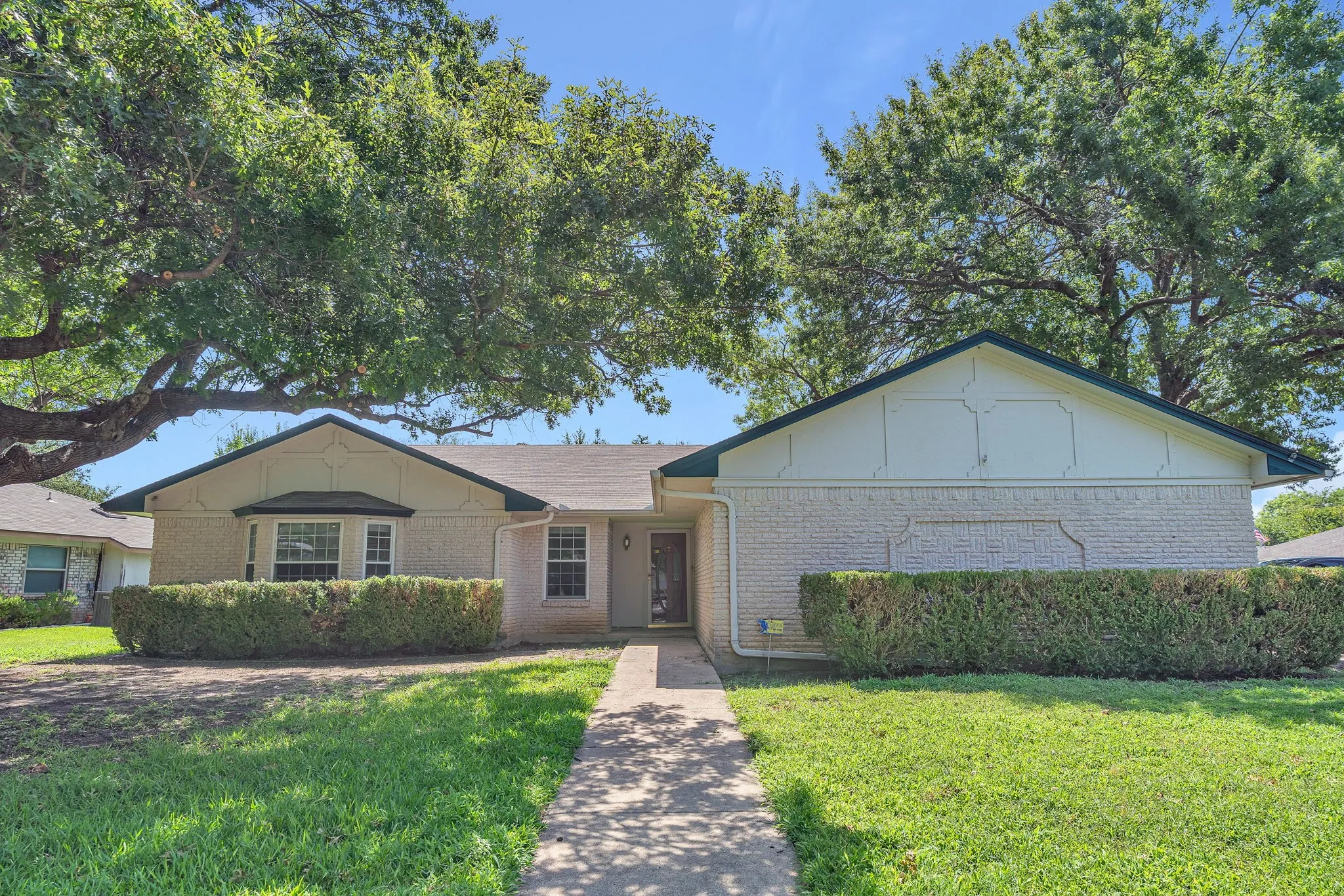 Single Family Residence For Sale in Tarrant County , 1720 Timbercreek Road, Benbrook, Texas 76126, 3 Bedroom, 2 Bathroom, 2 Garage spaces, 1,684 Sqft, built in 1978, mls#21340495, Real Estate Agent in Benbrook, Homes For Sale in Tarrant county, Homes For Sale in Benbrook, Realtor in Benbrook Texas, Real Estate Brokerage Independent Realty Texas, Luminita Cordes Realtor