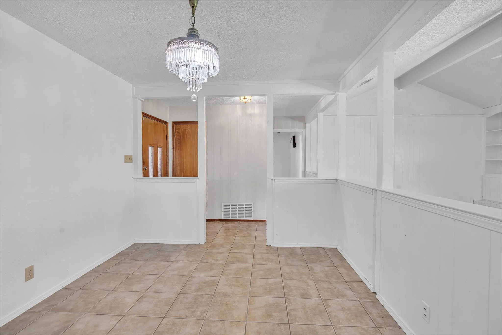 Single Family Residence For Sale in Tarrant County , 1720 Timbercreek Road, Benbrook, Texas 76126, 3 Bedroom, 2 Bathroom, 2 Garage spaces, 1,684 Sqft, built in 1978, mls#21340495, Real Estate Agent in Benbrook, Homes For Sale in Tarrant county, Homes For Sale in Benbrook, Realtor in Benbrook Texas, Real Estate Brokerage Independent Realty Texas, Luminita Cordes Realtor