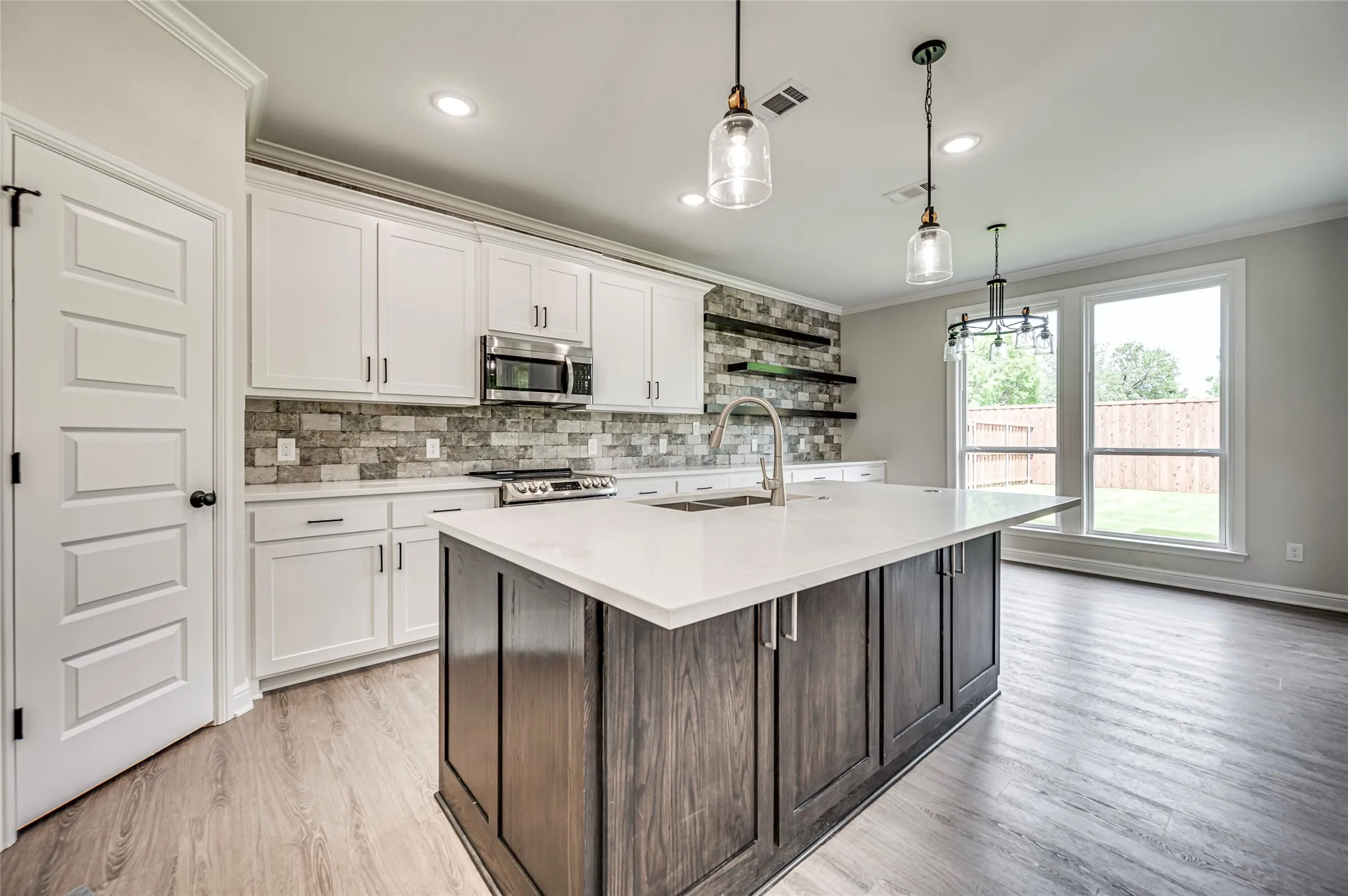 Townhouse For Rent in Ellis County , 8243 Heritage Glen Drive, Red Oak, Texas 75154, 3 Bedroom, 3 Bathroom, 1 Garage spaces, 1,940 Sqft, built in 2022, mls#21339156, Real Estate Agent in Red Oak, Homes For Rent in Ellis county, Homes For Rent in Red Oak, Realtor in Red Oak Texas, Real Estate Brokerage Independent Realty Texas, Luminita Cordes Realtor