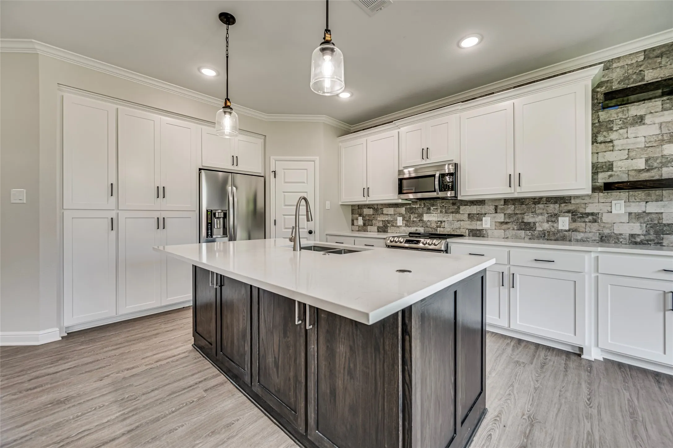 Townhouse For Rent in Ellis County , 8243 Heritage Glen Drive, Red Oak, Texas 75154, 3 Bedroom, 3 Bathroom, 1 Garage spaces, 1,940 Sqft, built in 2022, mls#21339156, Real Estate Agent in Red Oak, Homes For Rent in Ellis county, Homes For Rent in Red Oak, Realtor in Red Oak Texas, Real Estate Brokerage Independent Realty Texas, Luminita Cordes Realtor