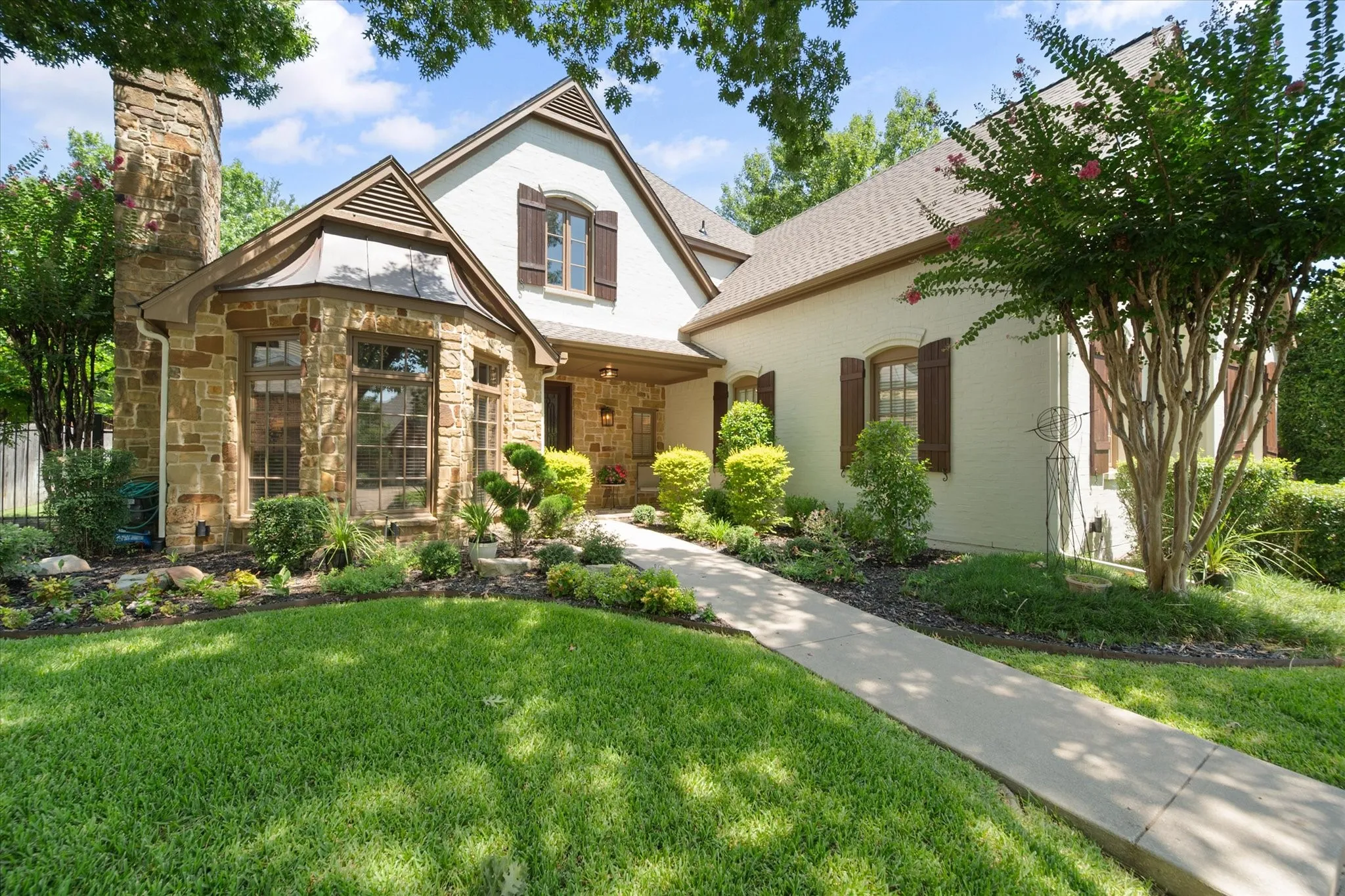 Single Family Residence For Sale in Tarrant County , 2111 Castle View Road, Mansfield, Texas 76063, 4 Bedroom, 4 Bathroom, 2 Garage spaces, 3,158 Sqft, built in 2000, mls#21339290, Real Estate Agent in Mansfield, Homes For Sale in Tarrant county, Homes For Sale in Mansfield, Realtor in Mansfield Texas, Real Estate Brokerage Independent Realty Texas, Luminita Cordes Realtor