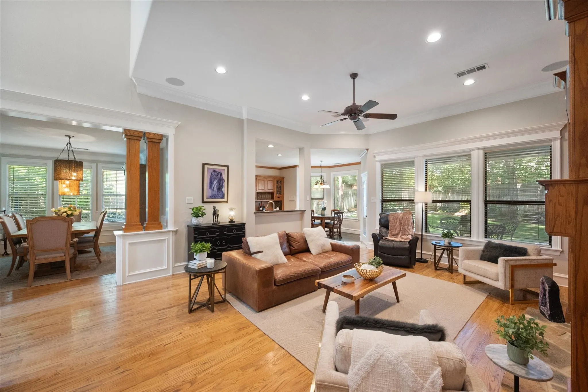 Single Family Residence For Sale in Tarrant County , 2111 Castle View Road, Mansfield, Texas 76063, 4 Bedroom, 4 Bathroom, 2 Garage spaces, 3,158 Sqft, built in 2000, mls#21339290, Real Estate Agent in Mansfield, Homes For Sale in Tarrant county, Homes For Sale in Mansfield, Realtor in Mansfield Texas, Real Estate Brokerage Independent Realty Texas, Luminita Cordes Realtor