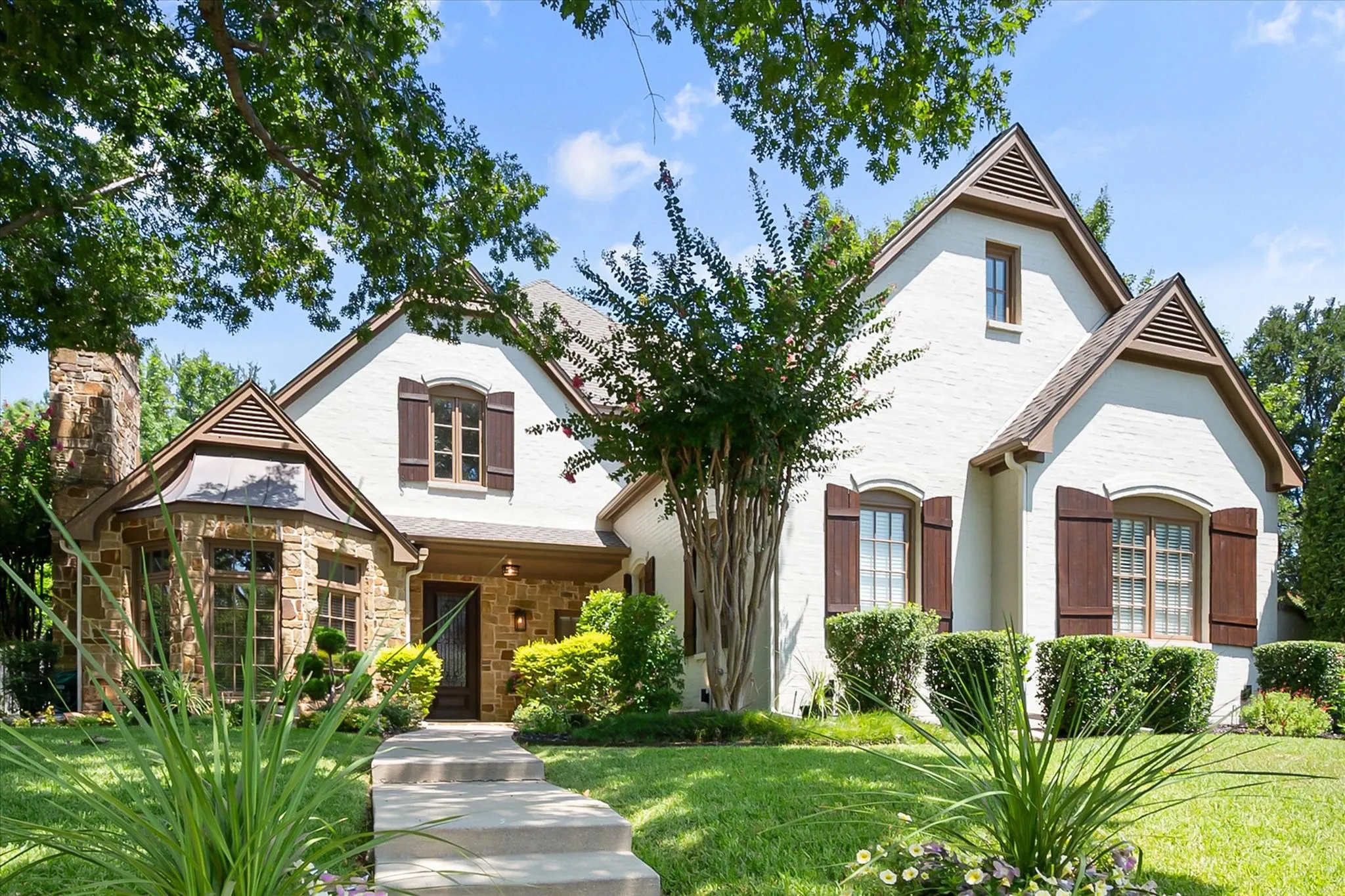 Single Family Residence For Sale in Tarrant County , 2111 Castle View Road, Mansfield, Texas 76063, 4 Bedroom, 4 Bathroom, 2 Garage spaces, 3,158 Sqft, built in 2000, mls#21339290, Real Estate Agent in Mansfield, Homes For Sale in Tarrant county, Homes For Sale in Mansfield, Realtor in Mansfield Texas, Real Estate Brokerage Independent Realty Texas, Luminita Cordes Realtor
