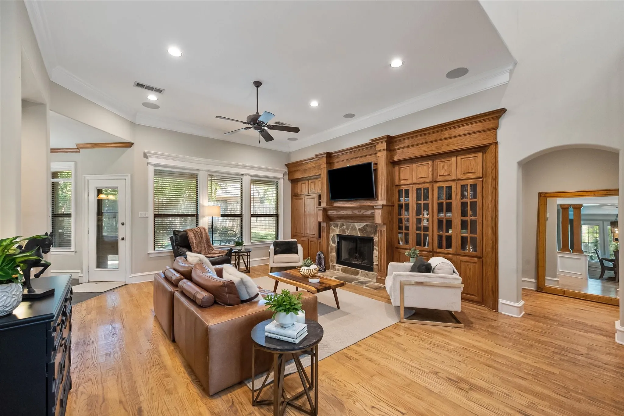 Single Family Residence For Sale in Tarrant County , 2111 Castle View Road, Mansfield, Texas 76063, 4 Bedroom, 4 Bathroom, 2 Garage spaces, 3,158 Sqft, built in 2000, mls#21339290, Real Estate Agent in Mansfield, Homes For Sale in Tarrant county, Homes For Sale in Mansfield, Realtor in Mansfield Texas, Real Estate Brokerage Independent Realty Texas, Luminita Cordes Realtor