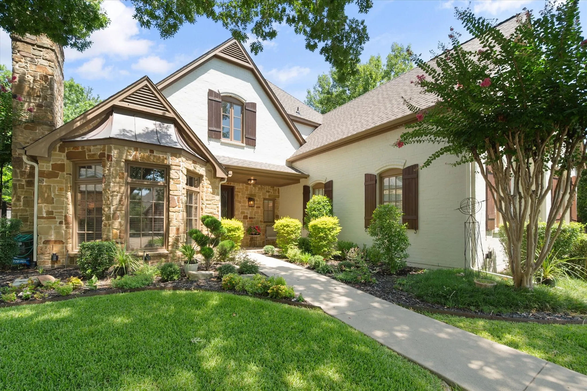 Single Family Residence For Sale in Tarrant County , 2111 Castle View Road, Mansfield, Texas 76063, 4 Bedroom, 4 Bathroom, 2 Garage spaces, 3,158 Sqft, built in 2000, mls#21339290, Real Estate Agent in Mansfield, Homes For Sale in Tarrant county, Homes For Sale in Mansfield, Realtor in Mansfield Texas, Real Estate Brokerage Independent Realty Texas, Luminita Cordes Realtor