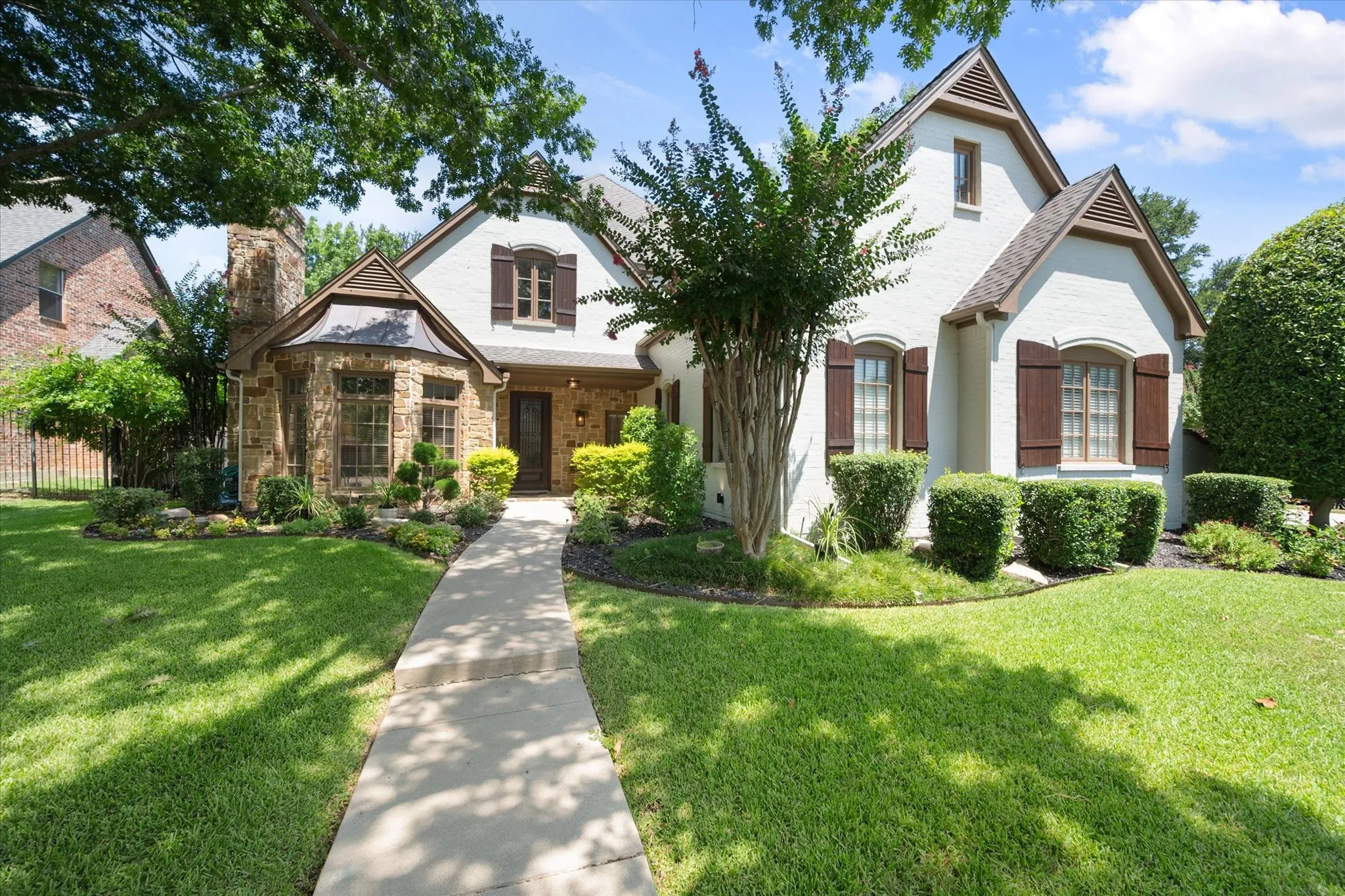 Single Family Residence For Sale in Tarrant County , 2111 Castle View Road, Mansfield, Texas 76063, 4 Bedroom, 4 Bathroom, 2 Garage spaces, 3,158 Sqft, built in 2000, mls#21339290, Real Estate Agent in Mansfield, Homes For Sale in Tarrant county, Homes For Sale in Mansfield, Realtor in Mansfield Texas, Real Estate Brokerage Independent Realty Texas, Luminita Cordes Realtor