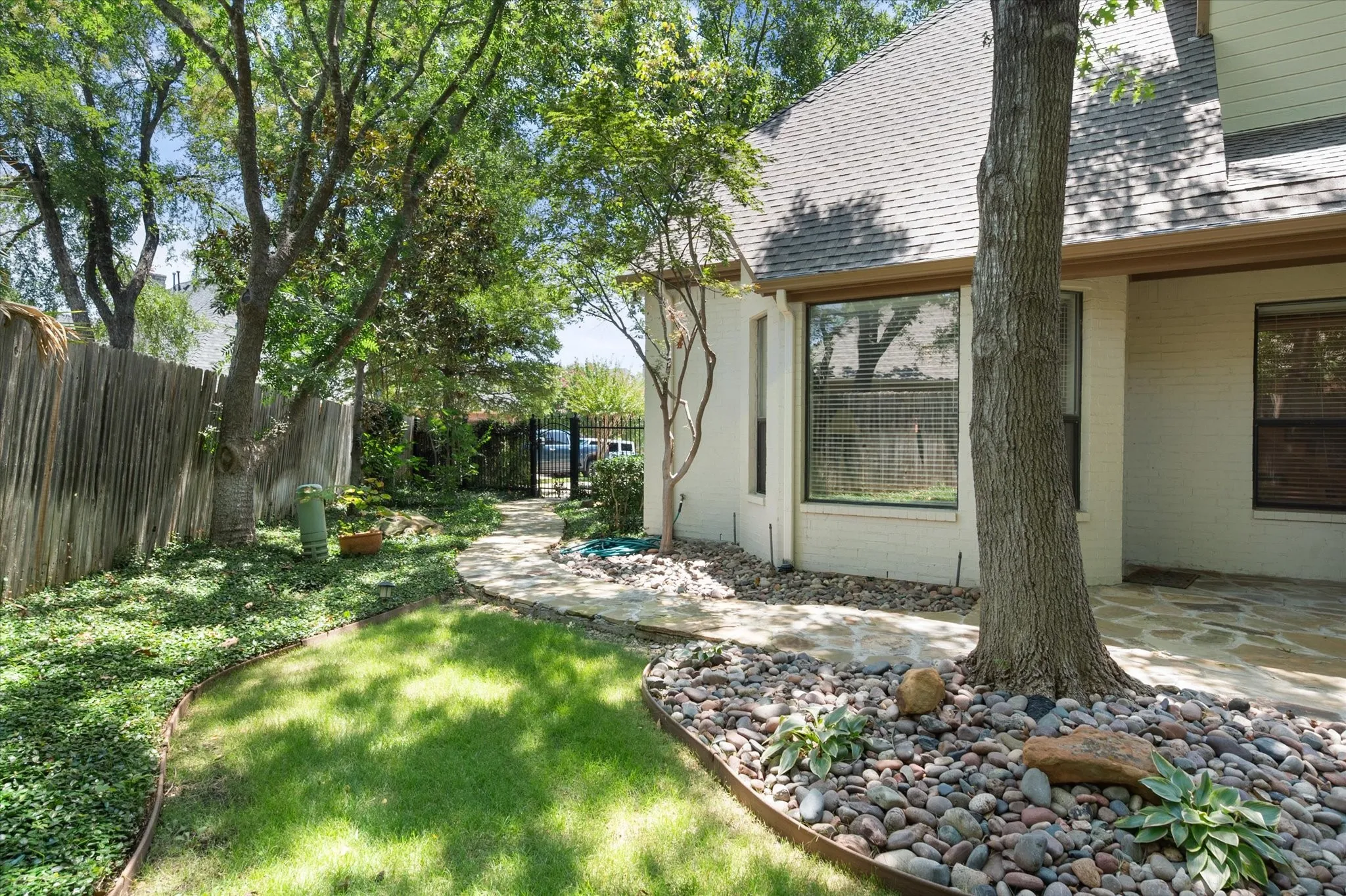 Single Family Residence For Sale in Tarrant County , 2111 Castle View Road, Mansfield, Texas 76063, 4 Bedroom, 4 Bathroom, 2 Garage spaces, 3,158 Sqft, built in 2000, mls#21339290, Real Estate Agent in Mansfield, Homes For Sale in Tarrant county, Homes For Sale in Mansfield, Realtor in Mansfield Texas, Real Estate Brokerage Independent Realty Texas, Luminita Cordes Realtor
