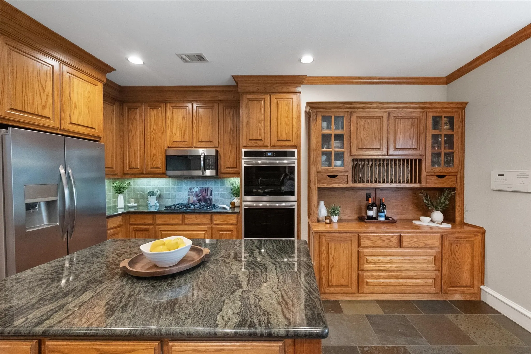 Single Family Residence For Sale in Tarrant County , 2111 Castle View Road, Mansfield, Texas 76063, 4 Bedroom, 4 Bathroom, 2 Garage spaces, 3,158 Sqft, built in 2000, mls#21339290, Real Estate Agent in Mansfield, Homes For Sale in Tarrant county, Homes For Sale in Mansfield, Realtor in Mansfield Texas, Real Estate Brokerage Independent Realty Texas, Luminita Cordes Realtor