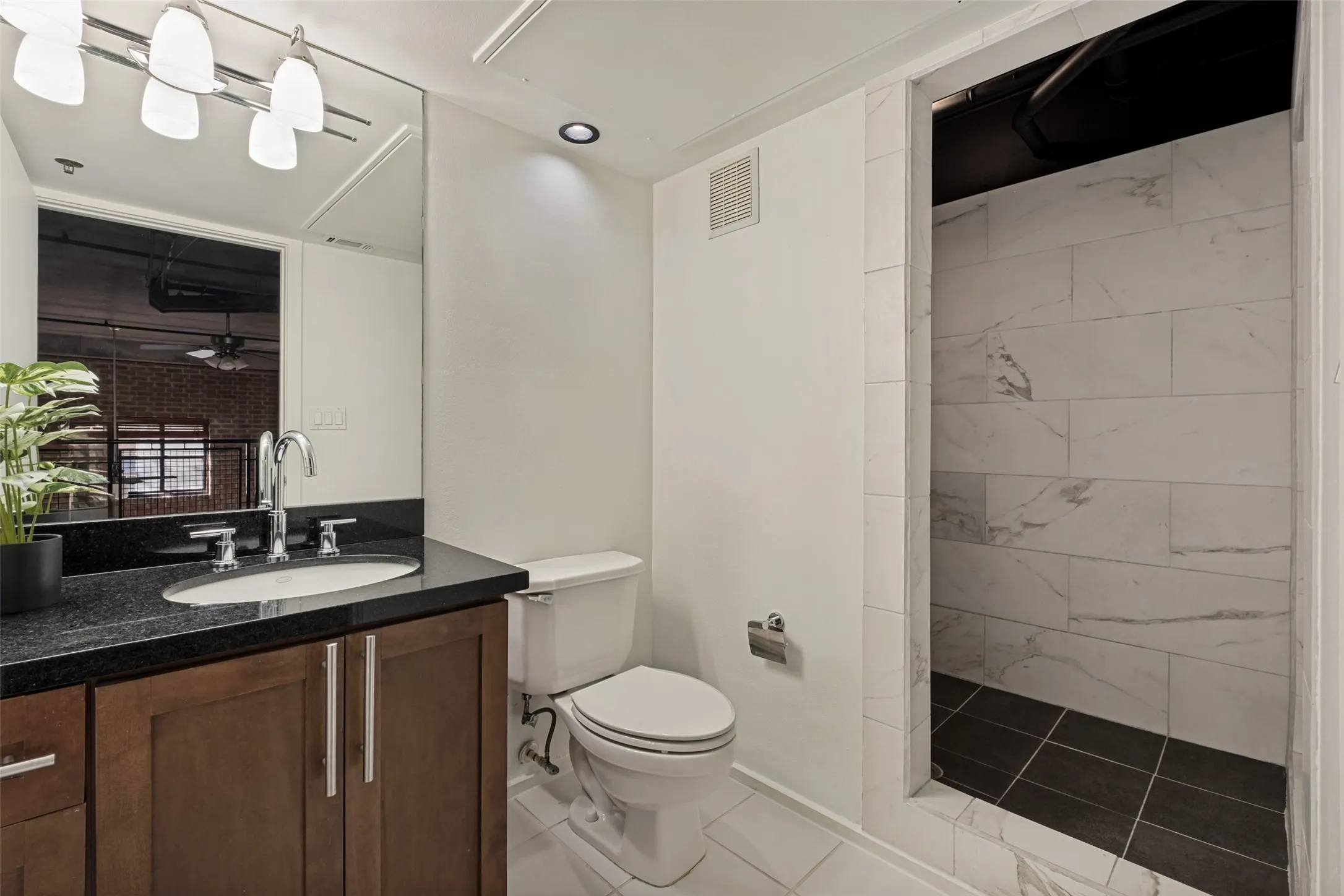 Condominium For Sale in Dallas County , 3110 Thomas Avenue 109, Dallas, Texas 75204, 1 Bedroom, 2 Bathroom, 1 Garage spaces, 914 Sqft, built in 1998, mls#21341532, Real Estate Agent in Dallas, Homes For Sale in Dallas county, Homes For Sale in Dallas, Realtor in Dallas Texas, Real Estate Brokerage Independent Realty Texas, Luminita Cordes Realtor
