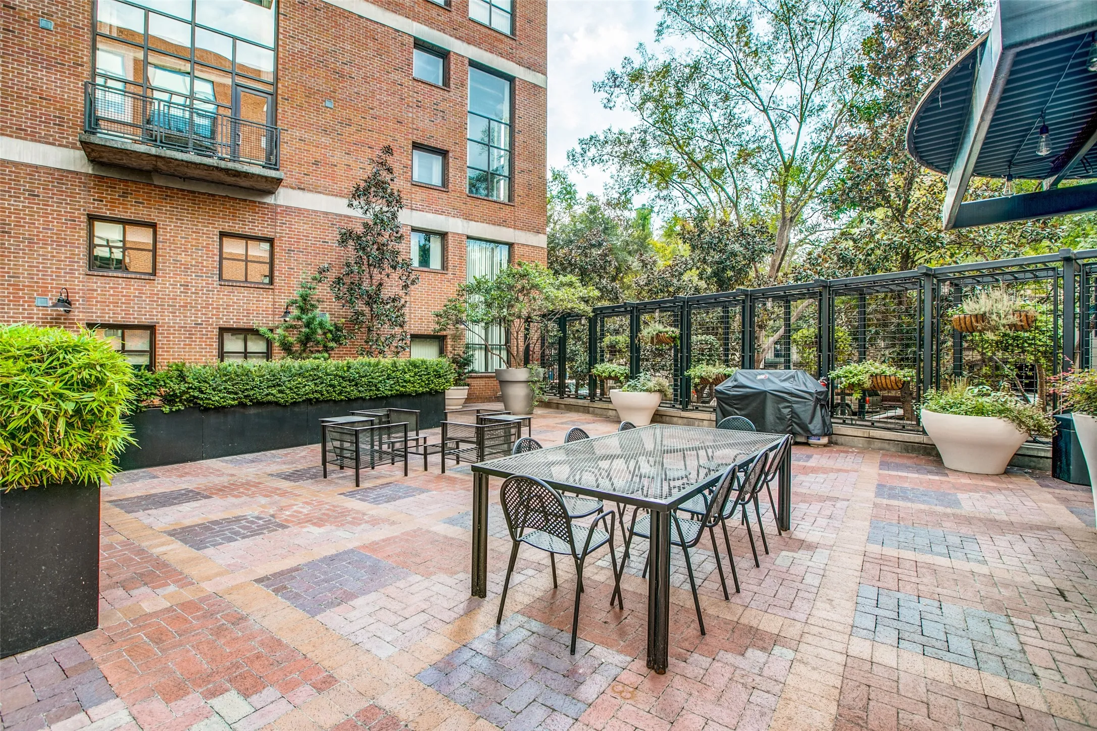 Condominium For Sale in Dallas County , 3110 Thomas Avenue 109, Dallas, Texas 75204, 1 Bedroom, 2 Bathroom, 1 Garage spaces, 914 Sqft, built in 1998, mls#21341532, Real Estate Agent in Dallas, Homes For Sale in Dallas county, Homes For Sale in Dallas, Realtor in Dallas Texas, Real Estate Brokerage Independent Realty Texas, Luminita Cordes Realtor