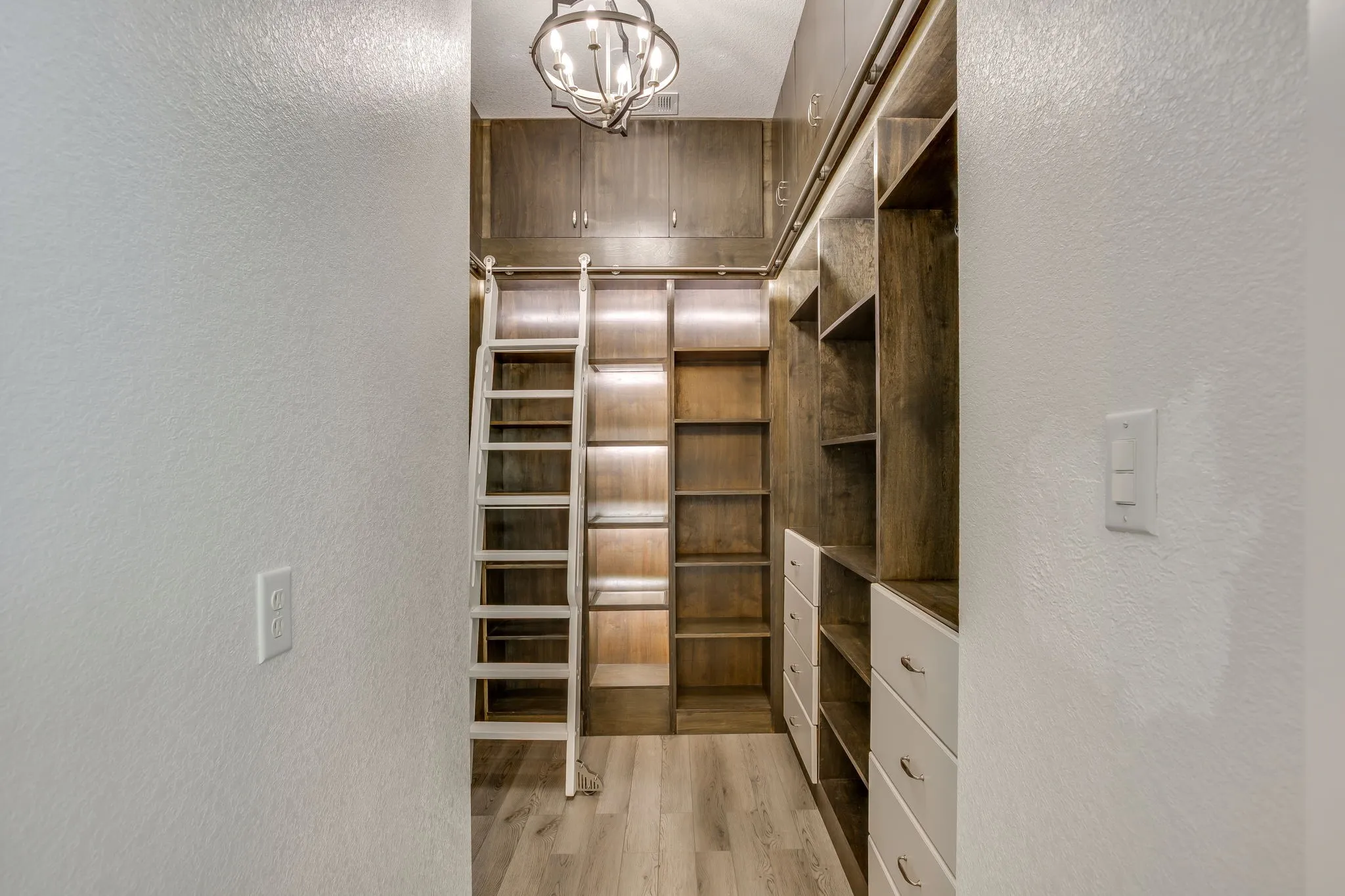 Single Family Residence For Sale in Ellis County , 651 Bandera Drive, Waxahachie, Texas 75167, 6 Bedroom, 4 Bathroom, 4 Garage spaces, 5,888 Sqft, built in 2020, mls#21336198, Real Estate Agent in Waxahachie, Homes For Sale in Ellis county, Homes For Sale in Waxahachie, Realtor in Waxahachie Texas, Real Estate Brokerage Independent Realty Texas, Luminita Cordes Realtor