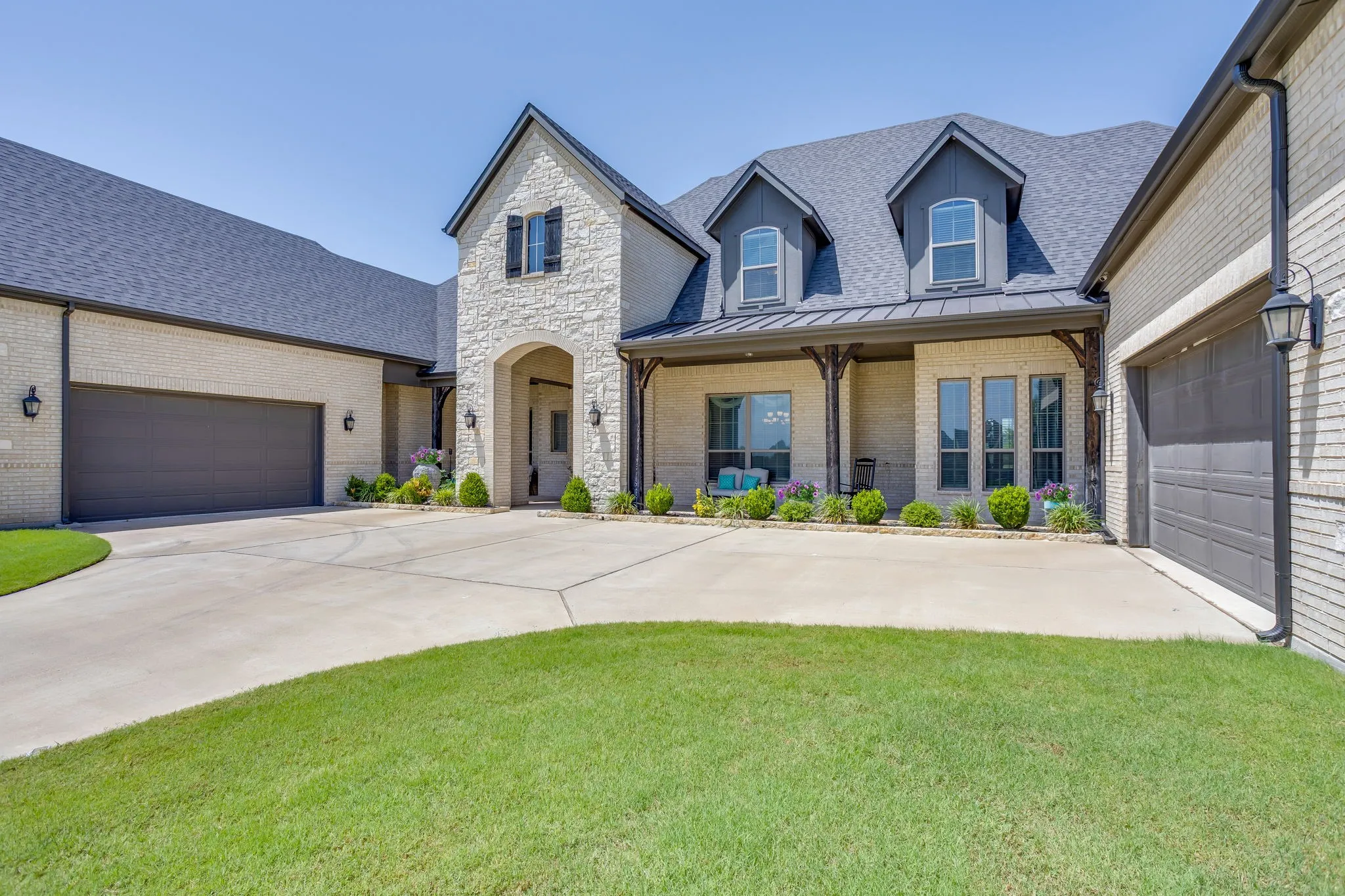 Single Family Residence For Sale in Ellis County , 651 Bandera Drive, Waxahachie, Texas 75167, 6 Bedroom, 4 Bathroom, 4 Garage spaces, 5,888 Sqft, built in 2020, mls#21336198, Real Estate Agent in Waxahachie, Homes For Sale in Ellis county, Homes For Sale in Waxahachie, Realtor in Waxahachie Texas, Real Estate Brokerage Independent Realty Texas, Luminita Cordes Realtor