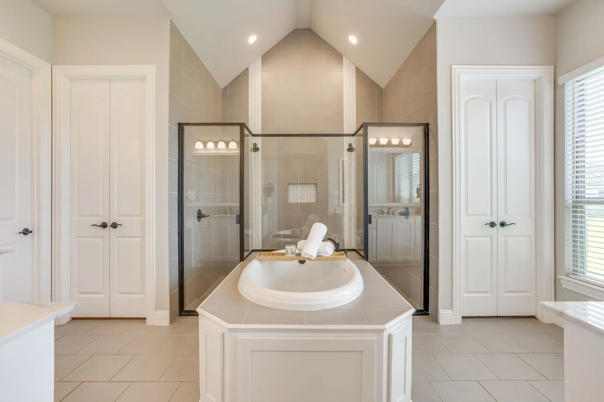 Single Family Residence For Sale in Ellis County , 651 Bandera Drive, Waxahachie, Texas 75167, 6 Bedroom, 4 Bathroom, 4 Garage spaces, 5,888 Sqft, built in 2020, mls#21336198, Real Estate Agent in Waxahachie, Homes For Sale in Ellis county, Homes For Sale in Waxahachie, Realtor in Waxahachie Texas, Real Estate Brokerage Independent Realty Texas, Luminita Cordes Realtor