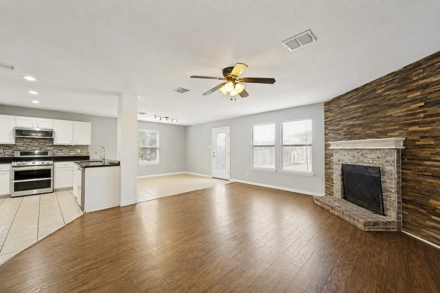 Single Family Residence For Sale in Denton County , 2301 Chestnut Drive, Little Elm, Texas 75068, 5 Bedroom, 4 Bathroom, 2 Garage spaces, 3,574 Sqft, built in 2001, mls#21341537, Real Estate Agent in Little Elm, Homes For Sale in Denton county, Homes For Sale in Little Elm, Realtor in Little Elm Texas, Real Estate Brokerage Independent Realty Texas, Luminita Cordes Realtor