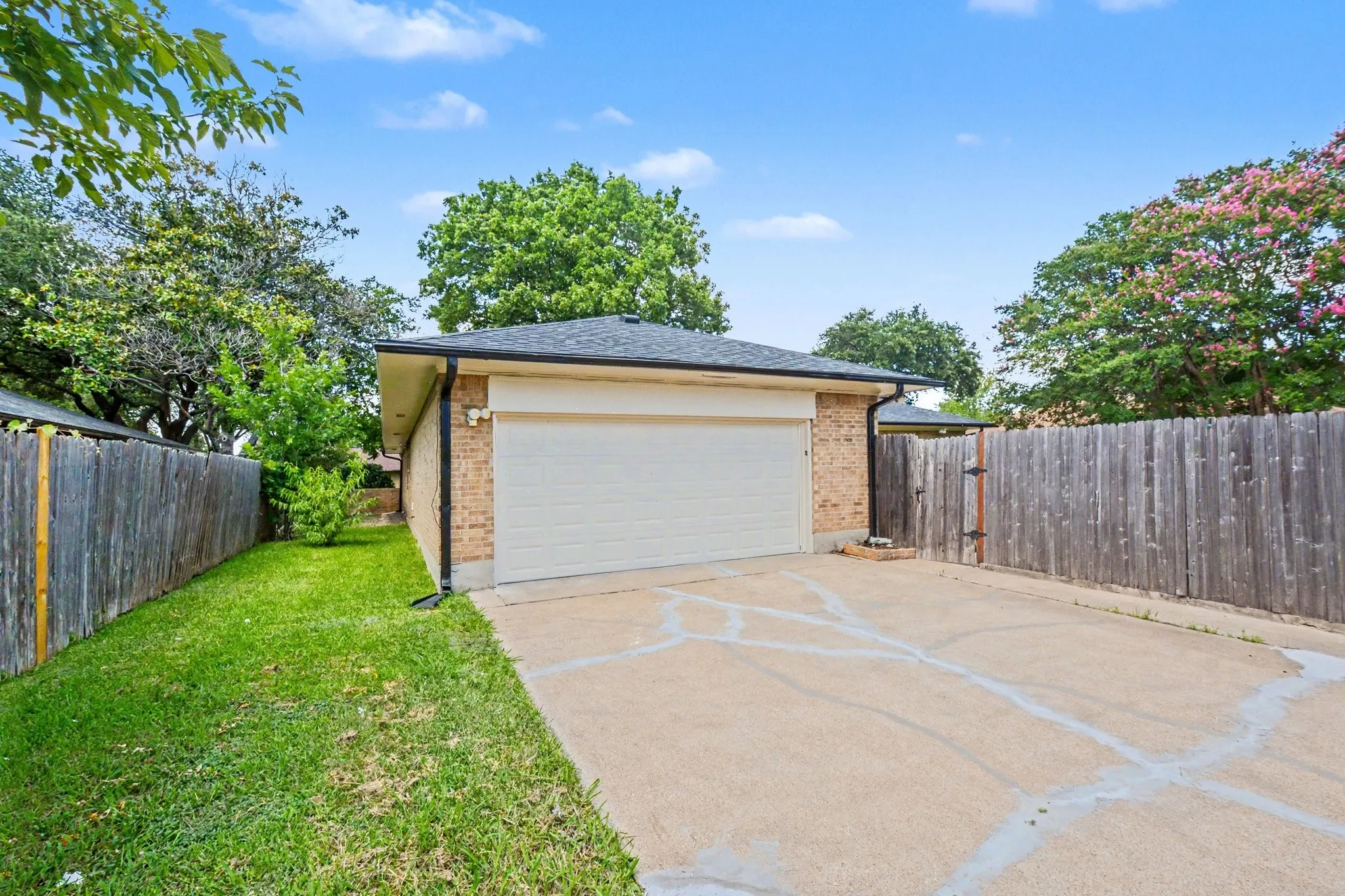 Single Family Residence For Sale in Dallas County , 914 Bromwich Street, Garland, Texas 75040, 4 Bedroom, 3 Bathroom, 2 Garage spaces, 2,264 Sqft, built in 1971, mls#21341025, Real Estate Agent in Garland, Homes For Sale in Dallas county, Homes For Sale in Garland, Realtor in Garland Texas, Real Estate Brokerage Independent Realty Texas, Luminita Cordes Realtor