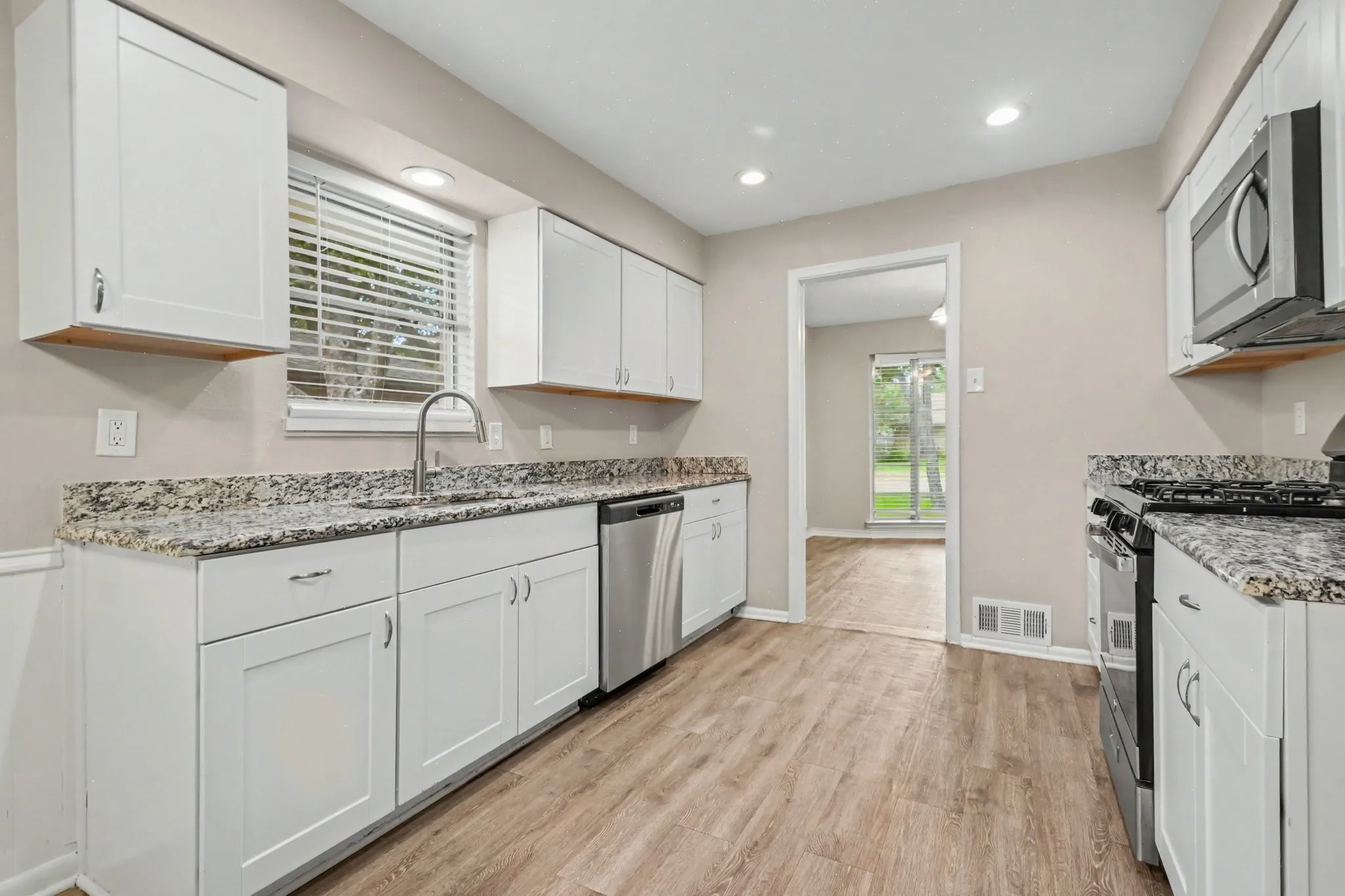 Single Family Residence For Sale in Dallas County , 914 Bromwich Street, Garland, Texas 75040, 4 Bedroom, 3 Bathroom, 2 Garage spaces, 2,264 Sqft, built in 1971, mls#21341025, Real Estate Agent in Garland, Homes For Sale in Dallas county, Homes For Sale in Garland, Realtor in Garland Texas, Real Estate Brokerage Independent Realty Texas, Luminita Cordes Realtor