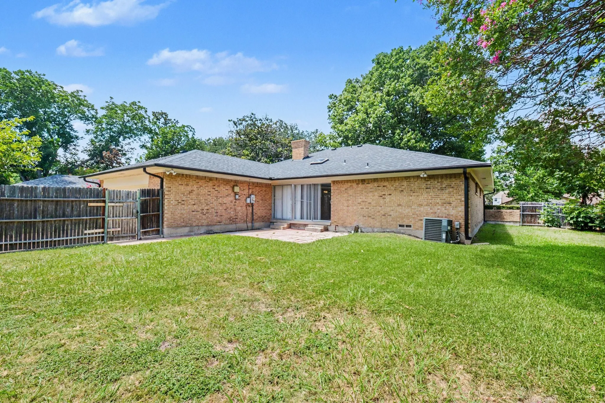 Single Family Residence For Sale in Dallas County , 914 Bromwich Street, Garland, Texas 75040, 4 Bedroom, 3 Bathroom, 2 Garage spaces, 2,264 Sqft, built in 1971, mls#21341025, Real Estate Agent in Garland, Homes For Sale in Dallas county, Homes For Sale in Garland, Realtor in Garland Texas, Real Estate Brokerage Independent Realty Texas, Luminita Cordes Realtor
