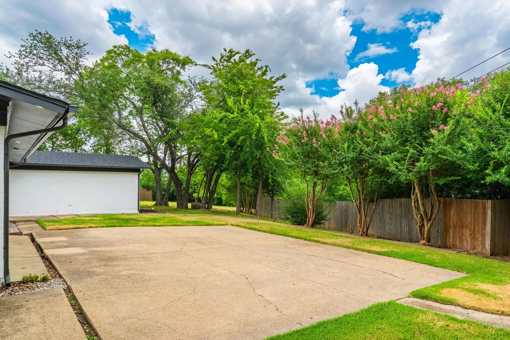 Single Family Residence For Rent in Dallas County , 12607 Gaslite Circle, Farmers Branch, Texas 75234, 3 Bedroom, 2 Bathroom, Garage spaces, 1,950 Sqft, built in 1959, mls#21341546, Real Estate Agent in Farmers Branch, Homes For Rent in Dallas county, Homes For Rent in Farmers Branch, Realtor in Farmers Branch Texas, Real Estate Brokerage Independent Realty Texas, Luminita Cordes Realtor