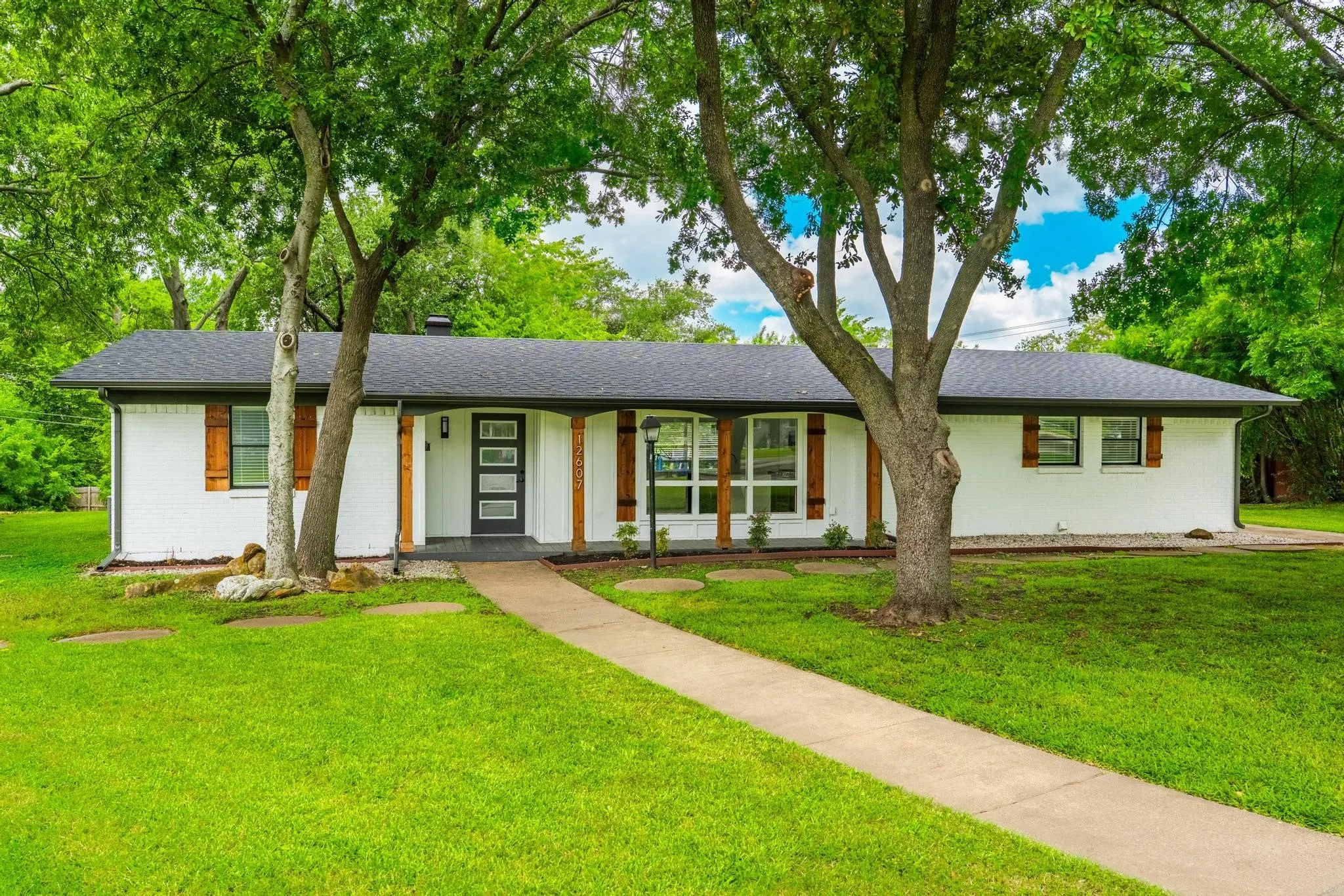 Single Family Residence For Rent in Dallas County , 12607 Gaslite Circle, Farmers Branch, Texas 75234, 3 Bedroom, 2 Bathroom, Garage spaces, 1,950 Sqft, built in 1959, mls#21341546, Real Estate Agent in Farmers Branch, Homes For Rent in Dallas county, Homes For Rent in Farmers Branch, Realtor in Farmers Branch Texas, Real Estate Brokerage Independent Realty Texas, Luminita Cordes Realtor