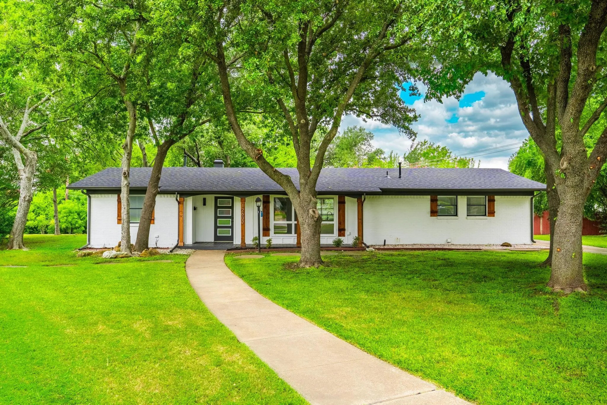 Single Family Residence For Rent in Dallas County , 12607 Gaslite Circle, Farmers Branch, Texas 75234, 3 Bedroom, 2 Bathroom, Garage spaces, 1,950 Sqft, built in 1959, mls#21341546, Real Estate Agent in Farmers Branch, Homes For Rent in Dallas county, Homes For Rent in Farmers Branch, Realtor in Farmers Branch Texas, Real Estate Brokerage Independent Realty Texas, Luminita Cordes Realtor
