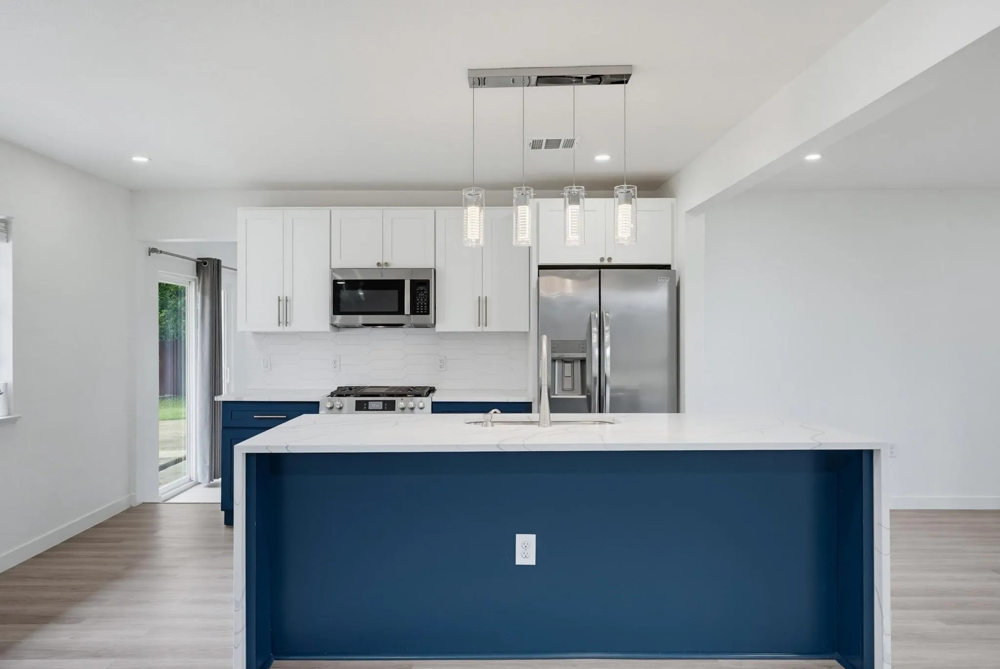 Single Family Residence For Rent in Dallas County , 12607 Gaslite Circle, Farmers Branch, Texas 75234, 3 Bedroom, 2 Bathroom, Garage spaces, 1,950 Sqft, built in 1959, mls#21341546, Real Estate Agent in Farmers Branch, Homes For Rent in Dallas county, Homes For Rent in Farmers Branch, Realtor in Farmers Branch Texas, Real Estate Brokerage Independent Realty Texas, Luminita Cordes Realtor