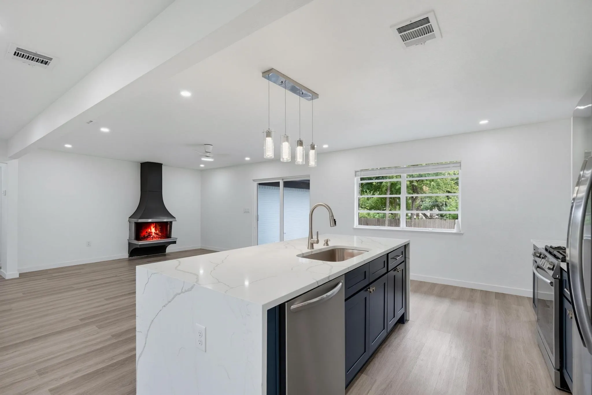 Single Family Residence For Rent in Dallas County , 12607 Gaslite Circle, Farmers Branch, Texas 75234, 3 Bedroom, 2 Bathroom, Garage spaces, 1,950 Sqft, built in 1959, mls#21341546, Real Estate Agent in Farmers Branch, Homes For Rent in Dallas county, Homes For Rent in Farmers Branch, Realtor in Farmers Branch Texas, Real Estate Brokerage Independent Realty Texas, Luminita Cordes Realtor